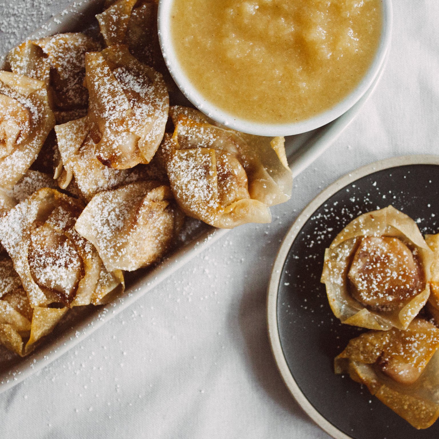 Süße Wontons mit Ananas-Mango-Dip