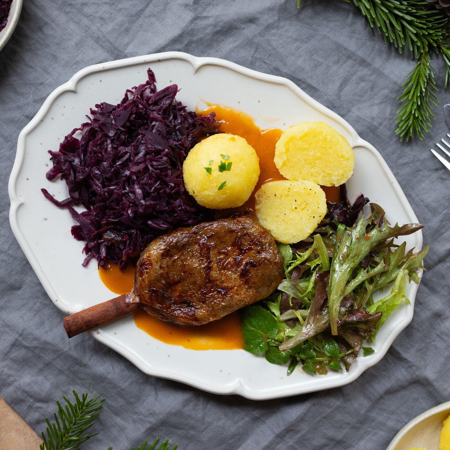 Vegane Entenkeulen mit Klößen und Rotkraut