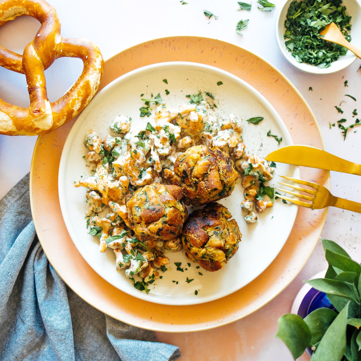 Vegane Brezenknödel mit Pfifferlingsragout