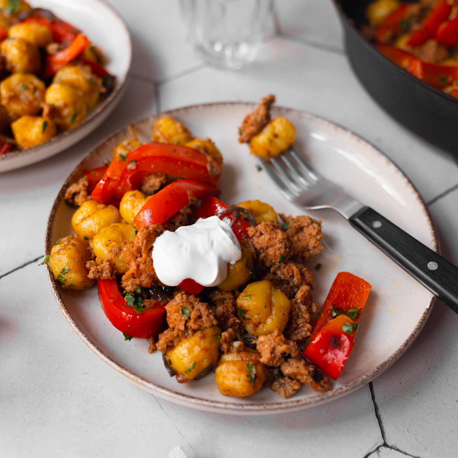 Schnelle Gnocchi-Pfanne mit veganem Hack und Paprika