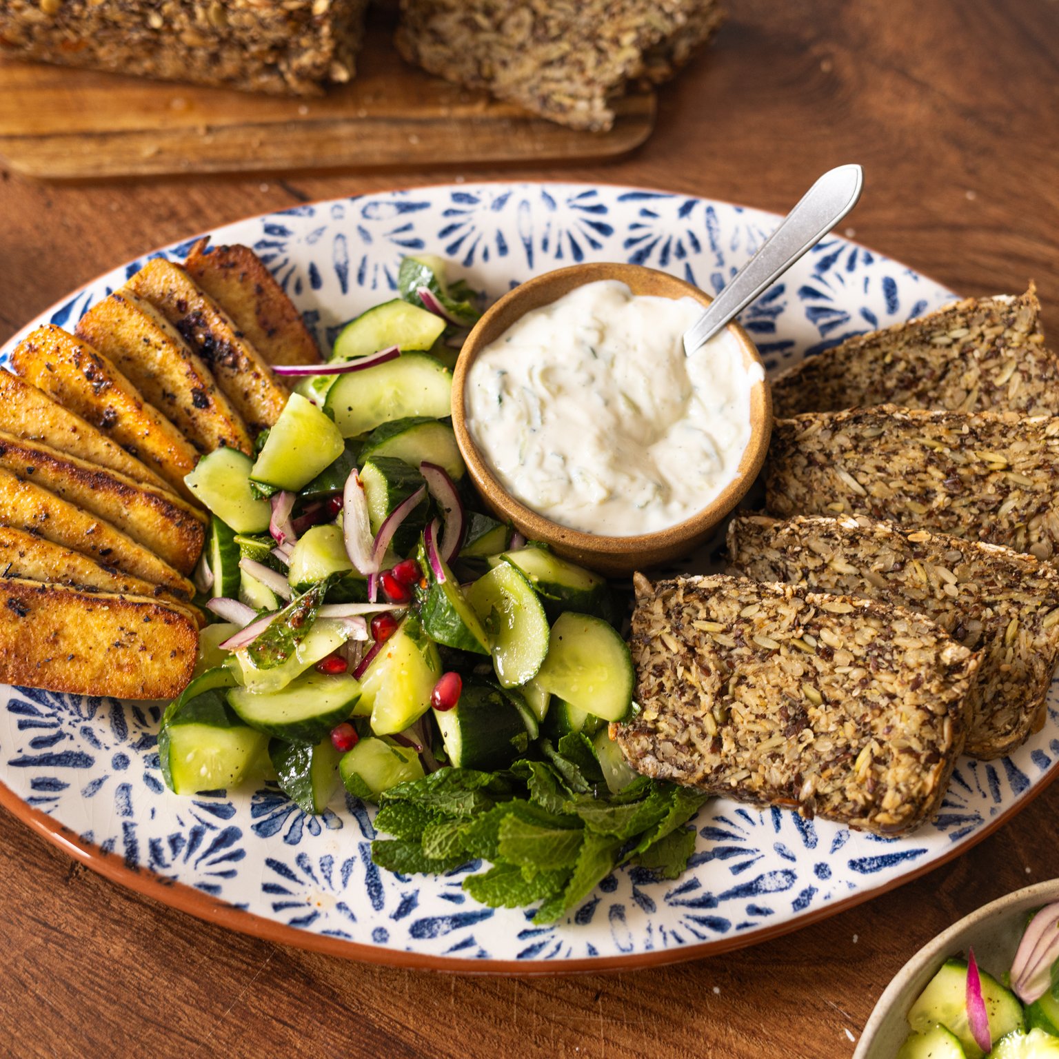Vegane Halloumi-Brote mit Tzatziki und Gurken-Zwiebel-Minz-Salat