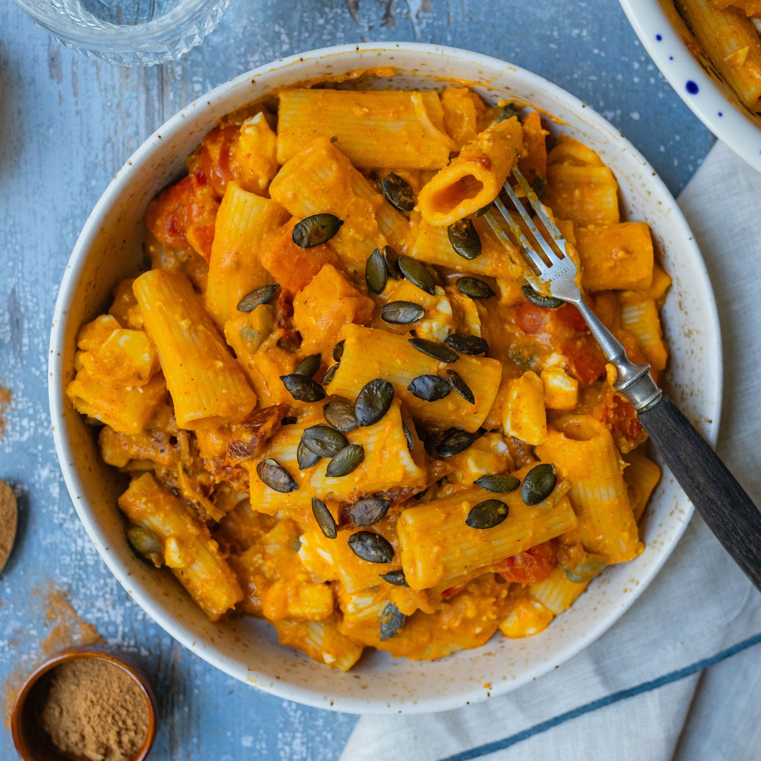 Vegane Kürbis-Pasta mit Tomate & Feta