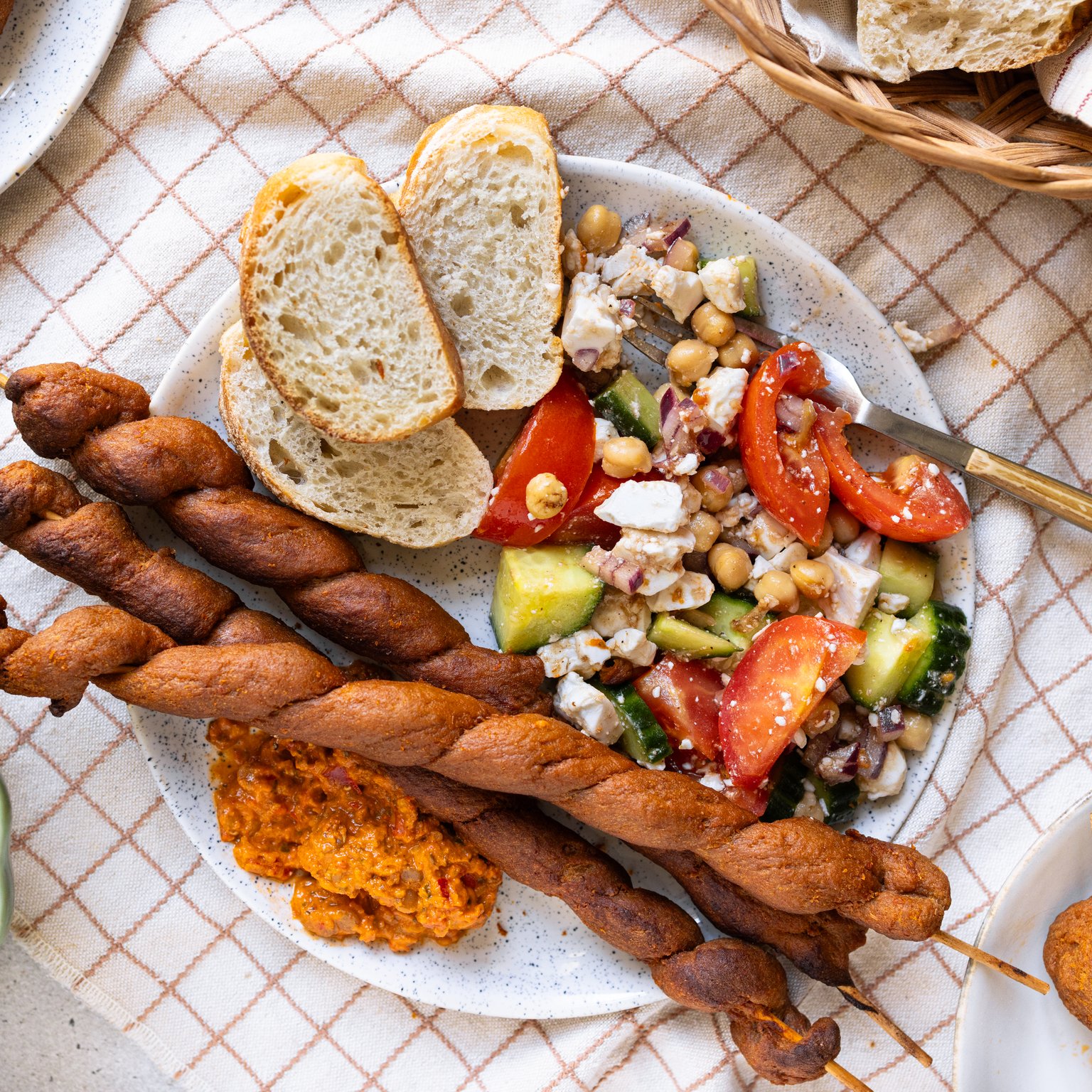 Vegane Grillfackeln aus Seitan mit Kichererbsensalat