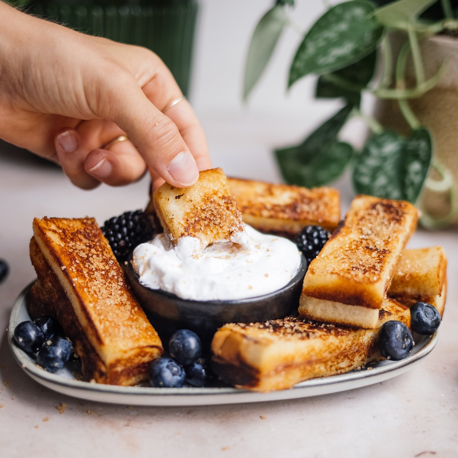 Vegane French Toast Sticks mit Erdnussbutter & Marmelade