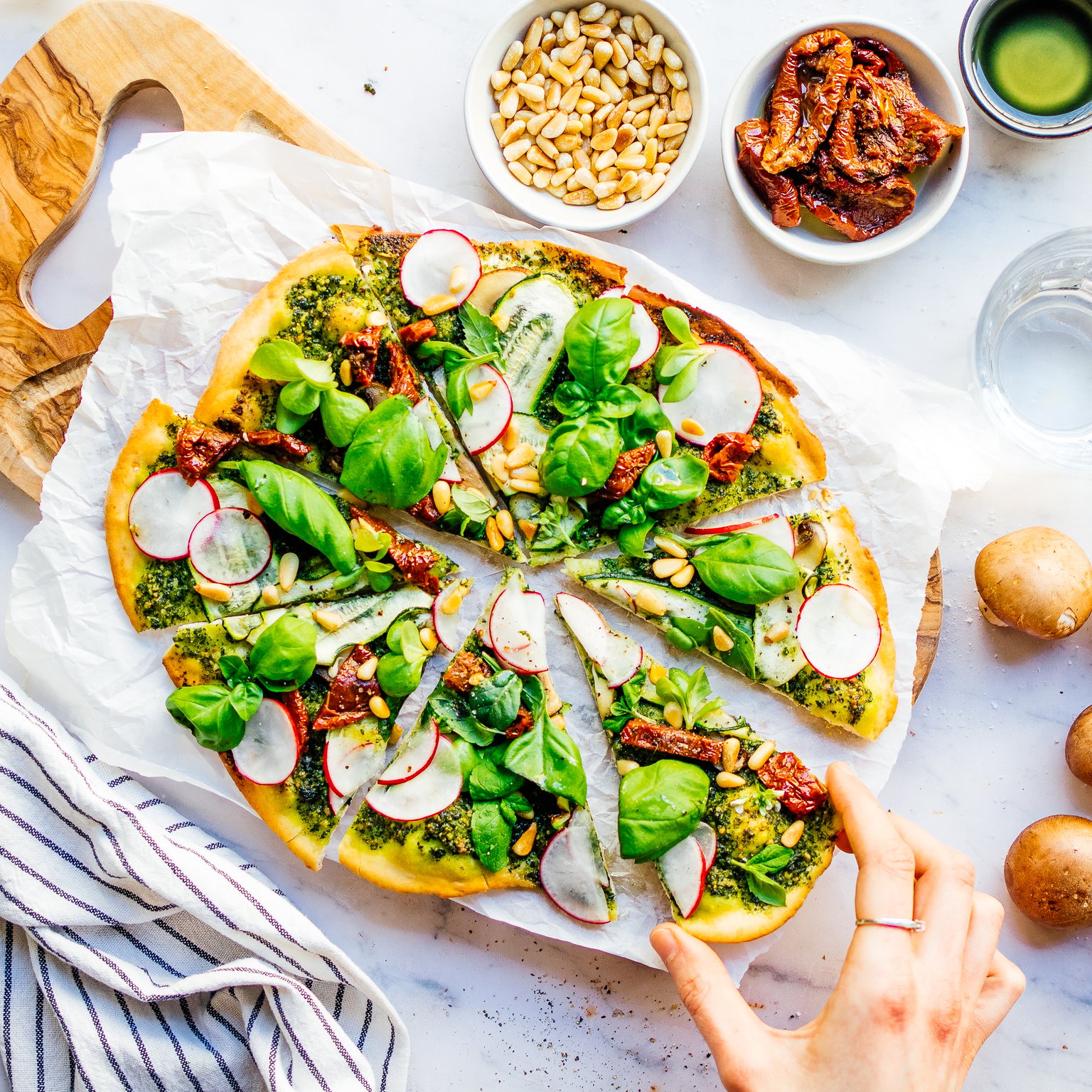 Vegane Frühlingspizza mit grünem Pesto
