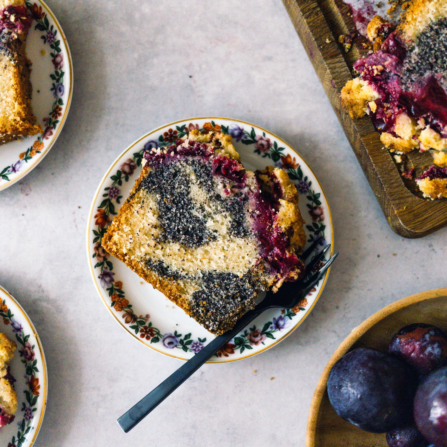 Veganer Mohn-Pflaumen-Kuchen mit Streuseldecke