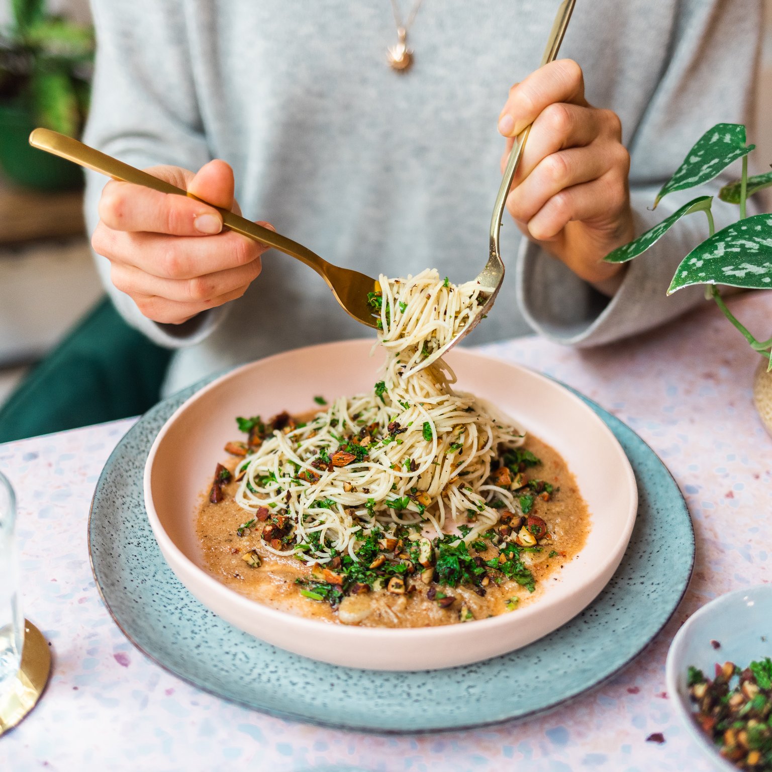 Spaghettini in veganer brauner Butter mit Mandel-Gremolata