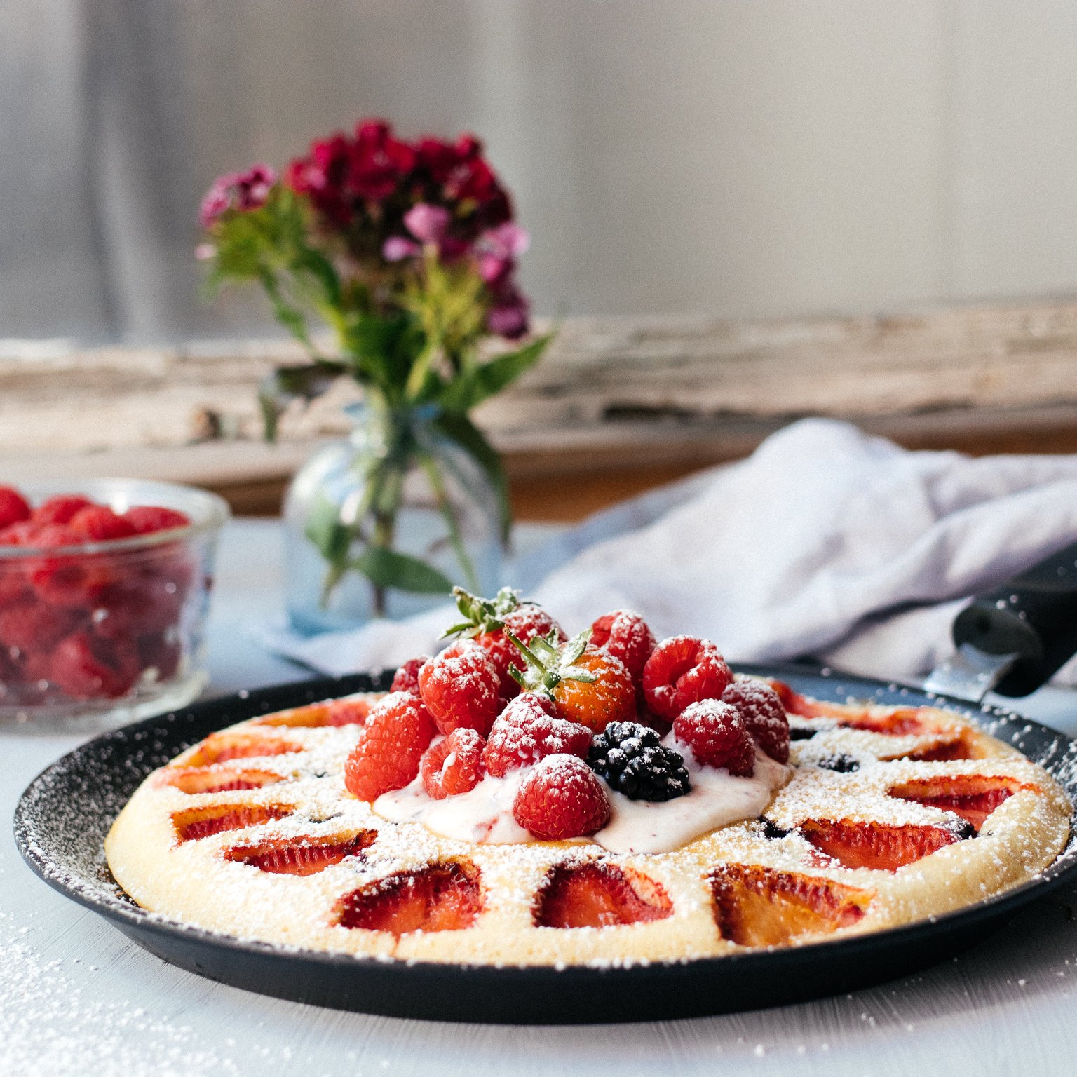 Schneller, veganer Pfannen-Pancake mit eingelassenen Beeren