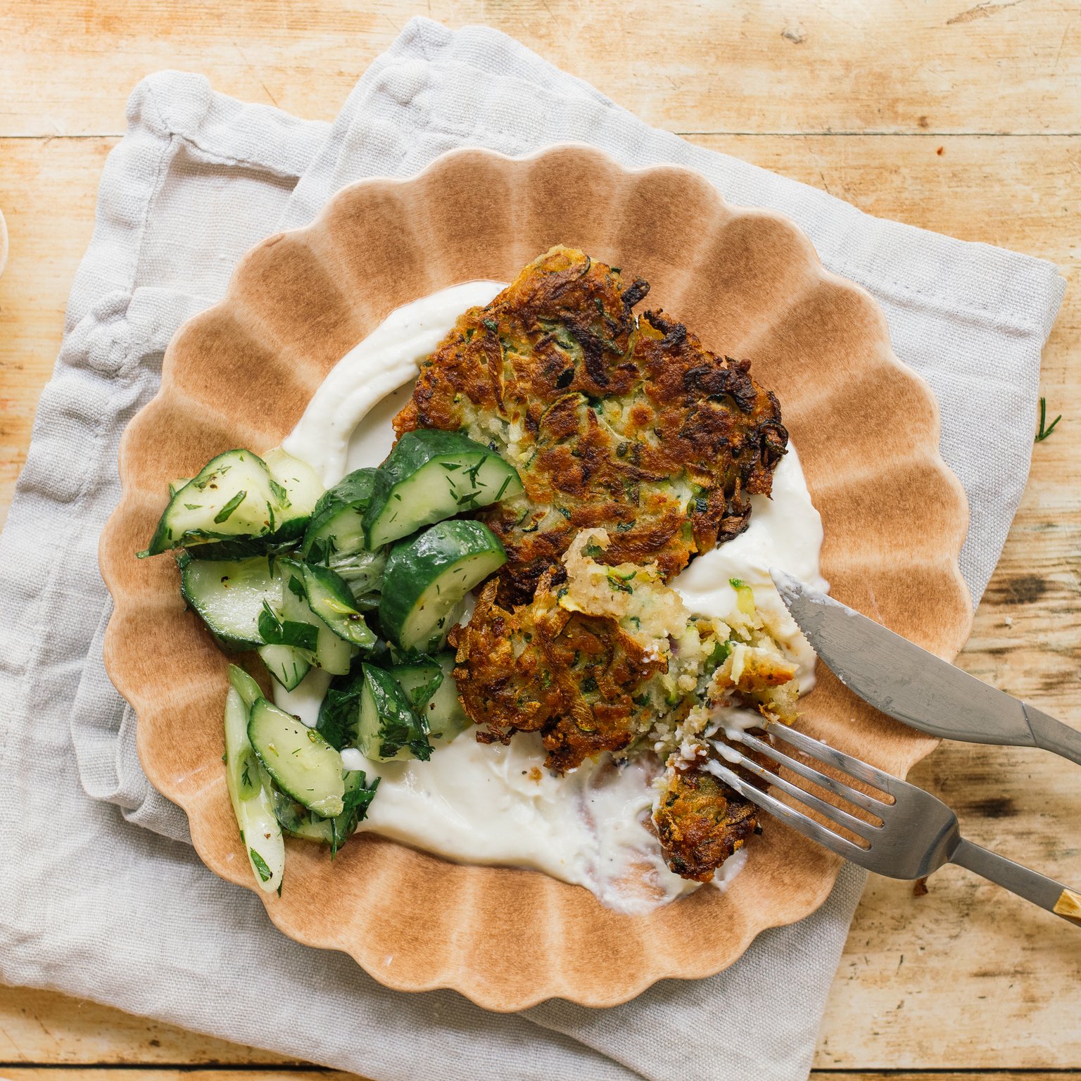 Vegane Zucchinipuffer mit Whipped Feta Dip
