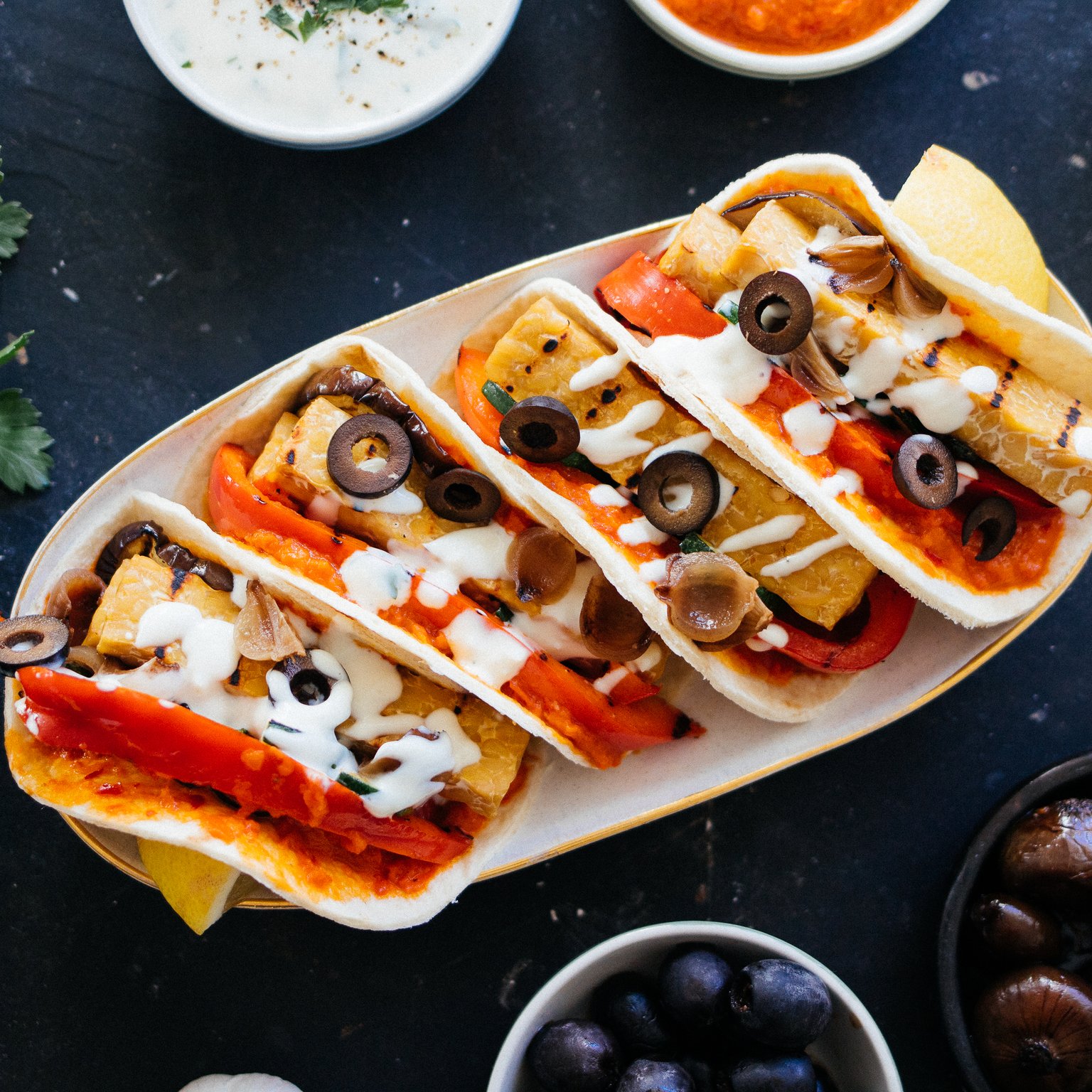 Grill-Tacos mit Tempeh & Knoblauchdip