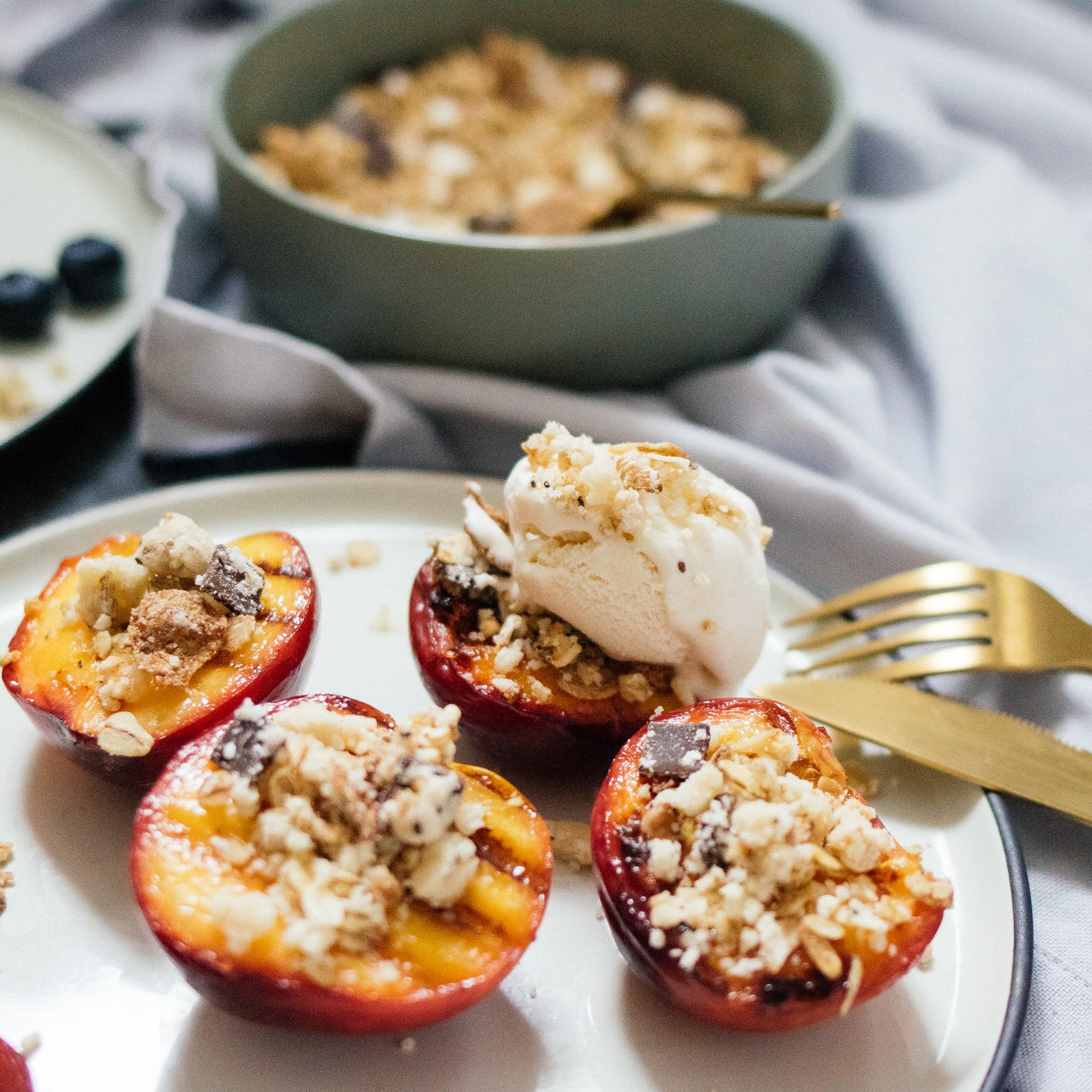 Grilled fruits with cereal crumble