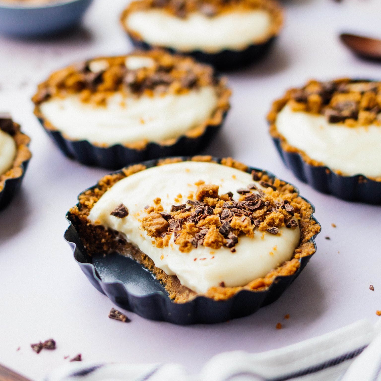 Vegane No Bake Spekulatius-Tartelettes mit Vanillecreme