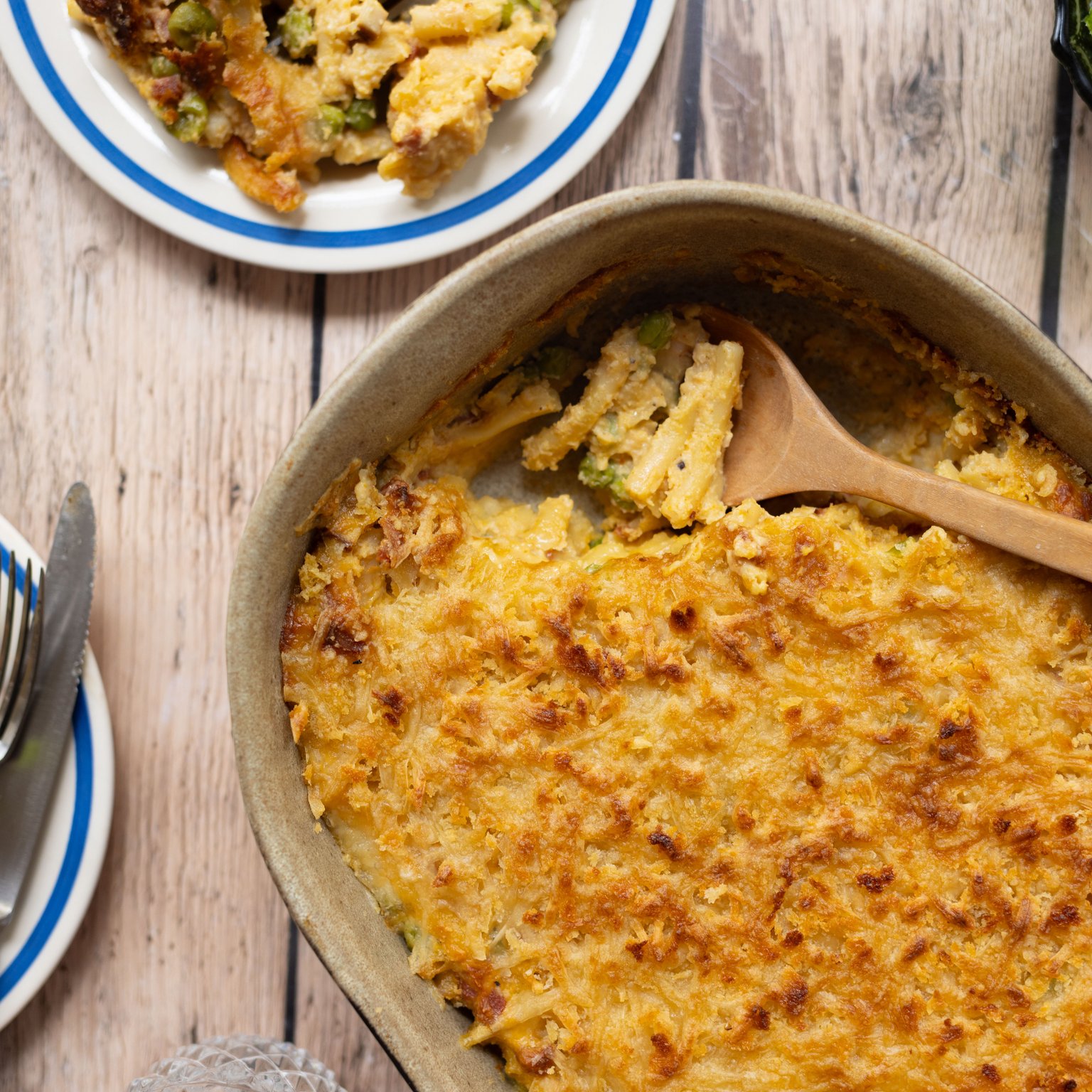 Veganer Mac'n'Cheese Auflauf mit Erbsen und Speck