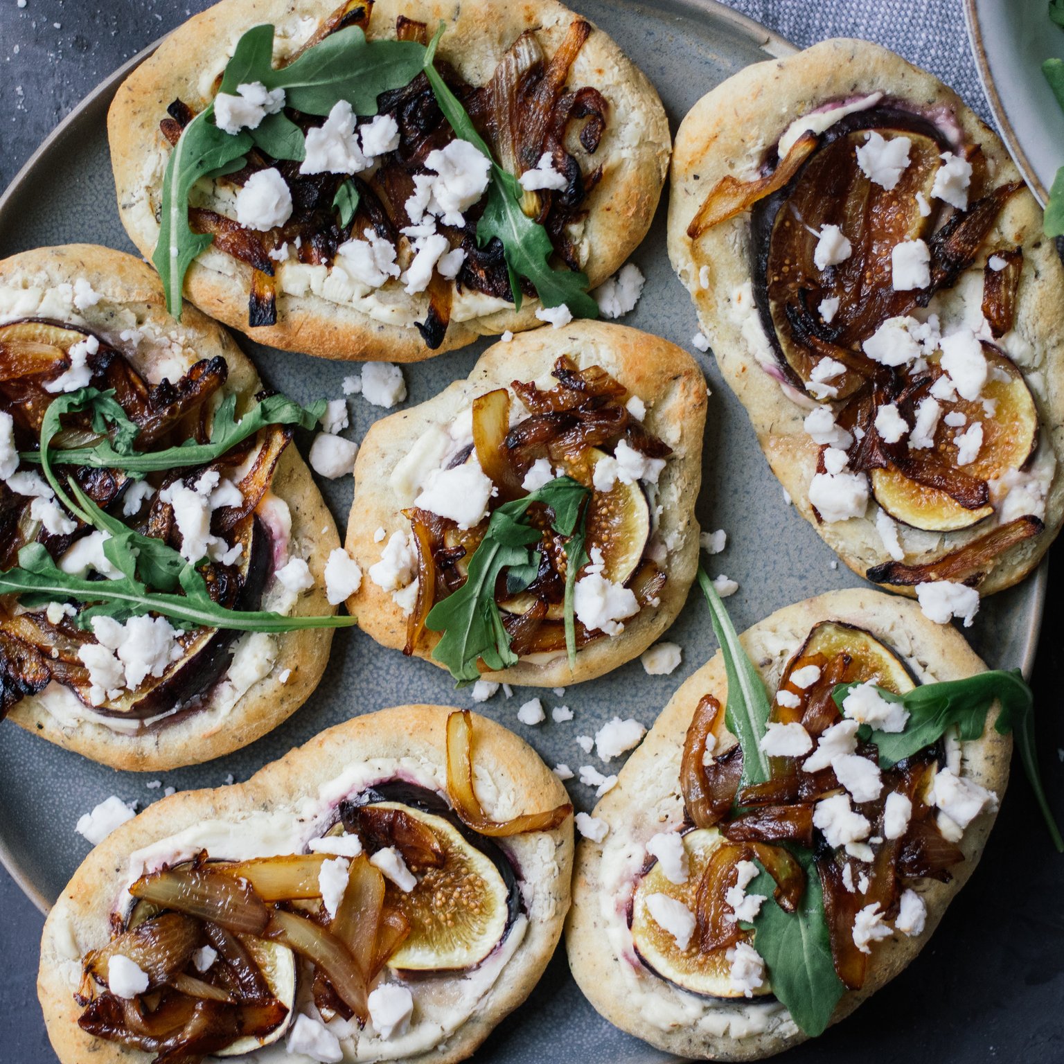 Vegane Flatbread Minipizza mit Feigen und Balsamico-Zwiebeln
