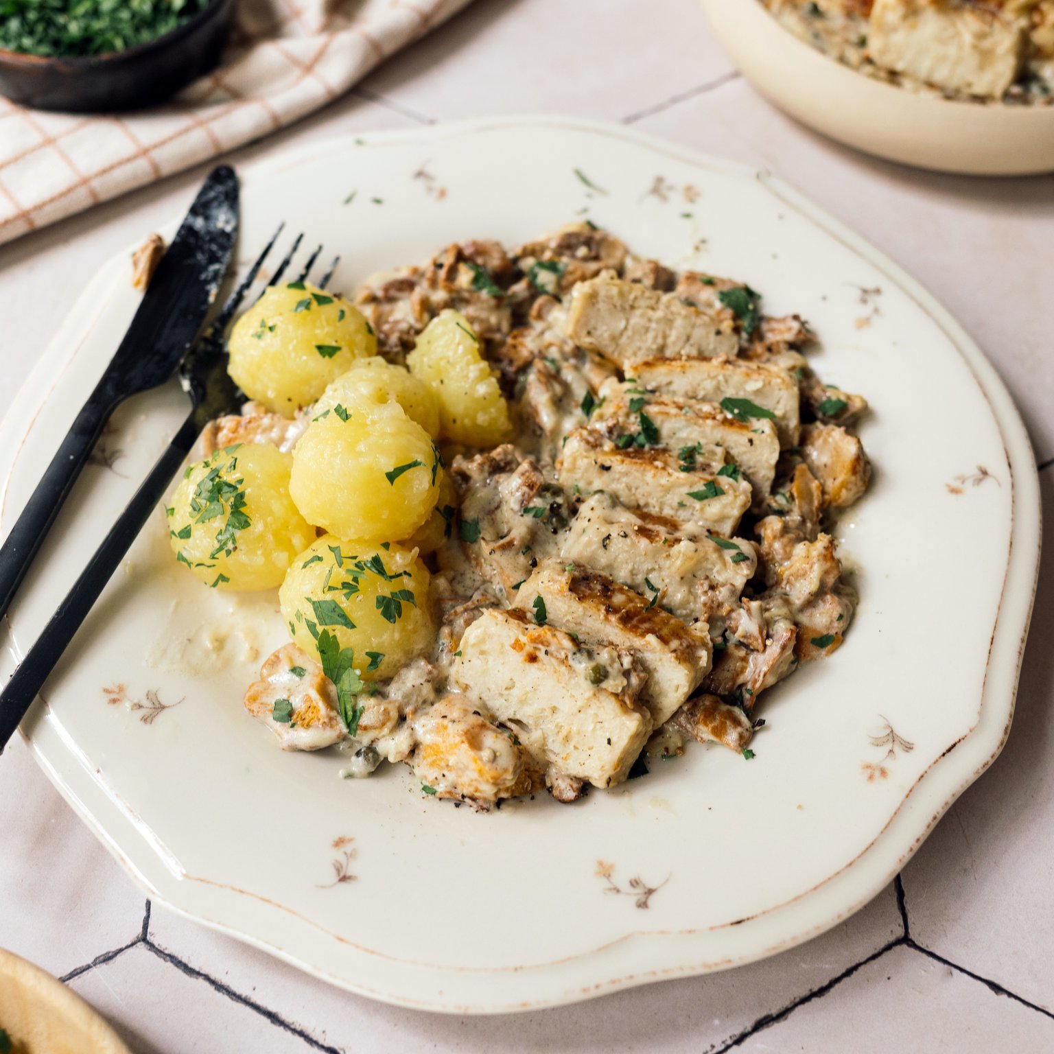 Vegane Filets in Pfifferling-Rahm-Pfeffer-Soße mit Miniknödeln