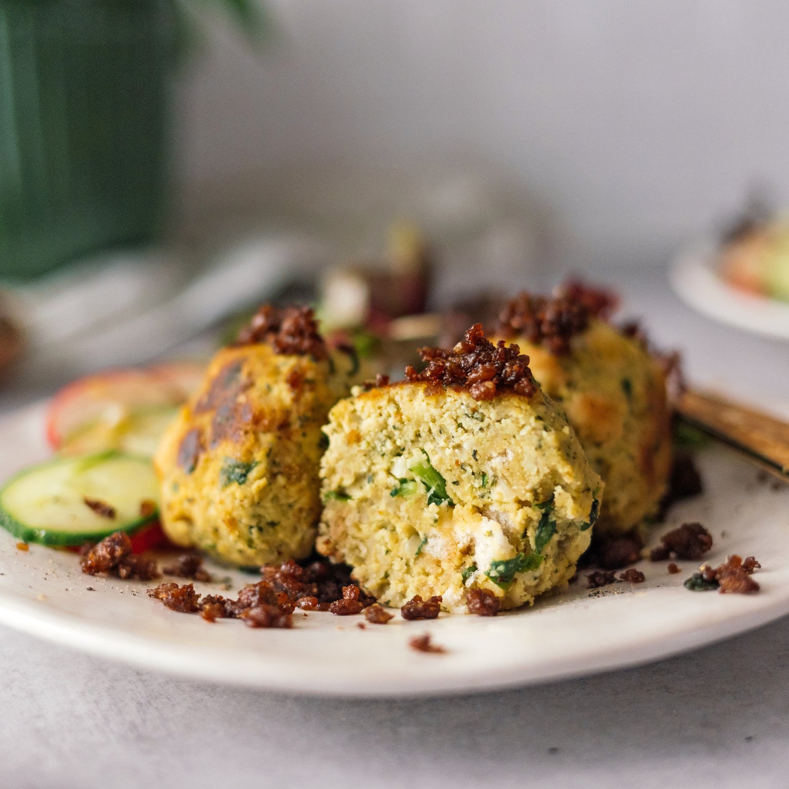 Tofu-Spinat-Knödel mit Salat und knusprigen Pumpernickel-Bröseln
