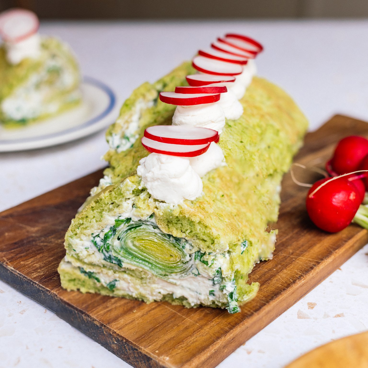 Herzhafte Lauch-Frischkäse-Biskuitrolle