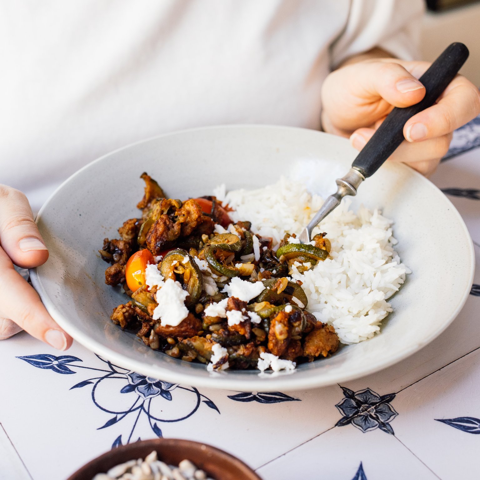 Vegane Zucchini-Hack-Pfanne mit Reis & Feta