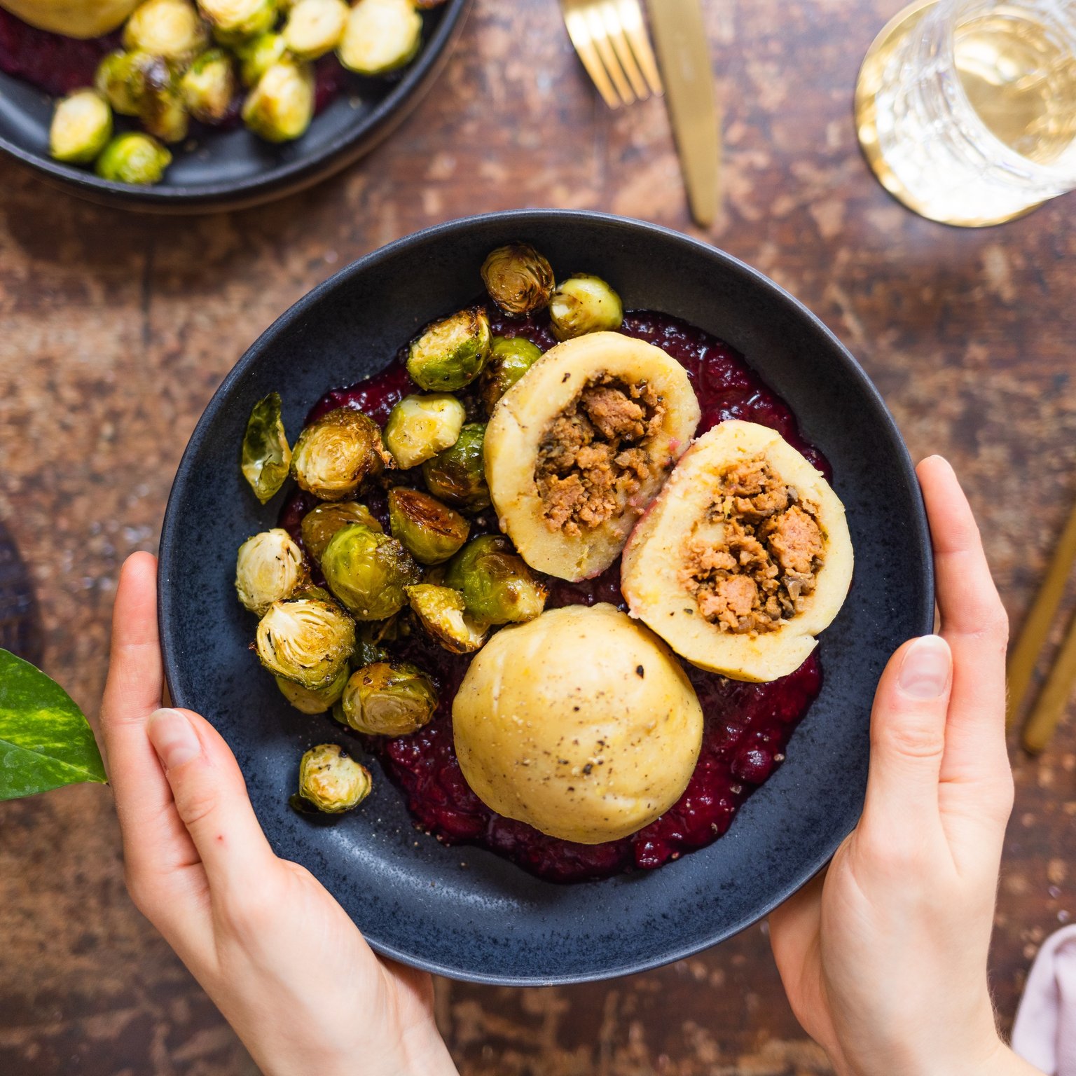 Vegane gefüllte Knödel mit Rosenkohl und Cranberrysoße