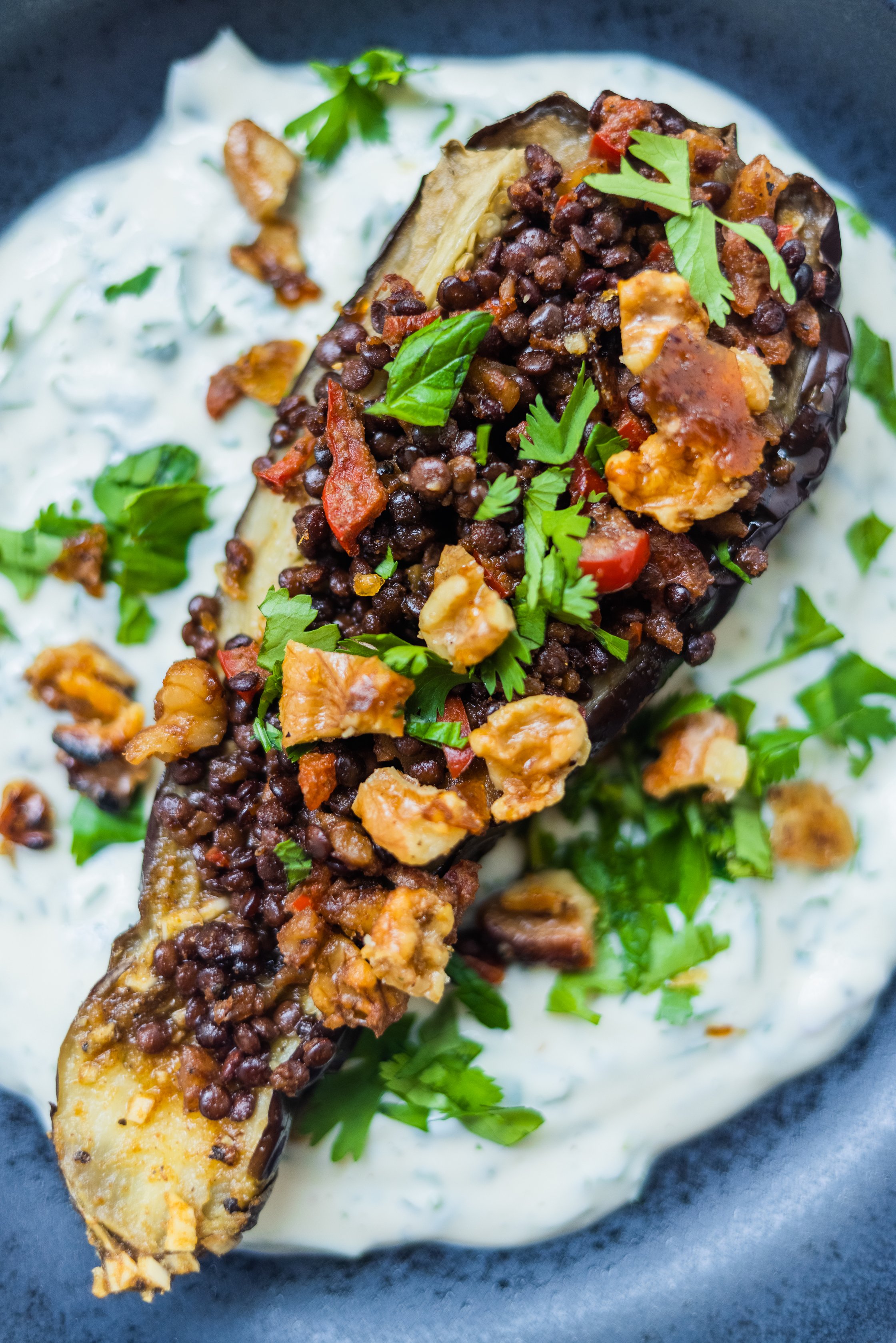 Vegane gefüllte Aubergine mit Linsen-Paprika-Walnuss-Hack
