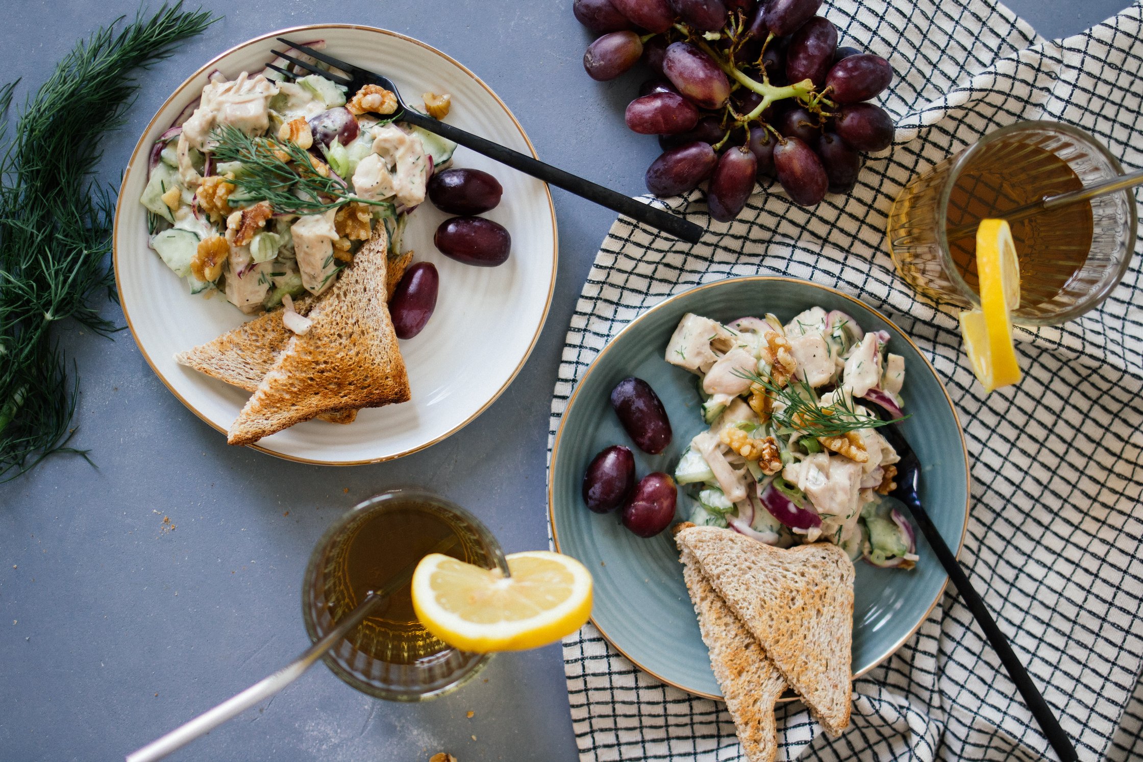 Chicken Salat auf zwei Tellern angerichtet