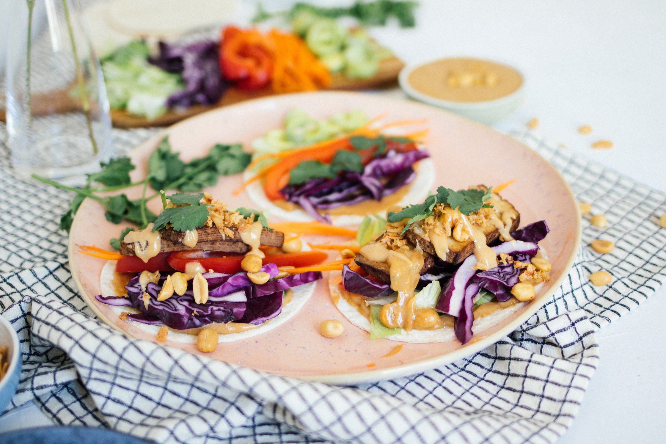 Thai Tacos getoppt mit Röstzwiebeln und Erdnüssen
