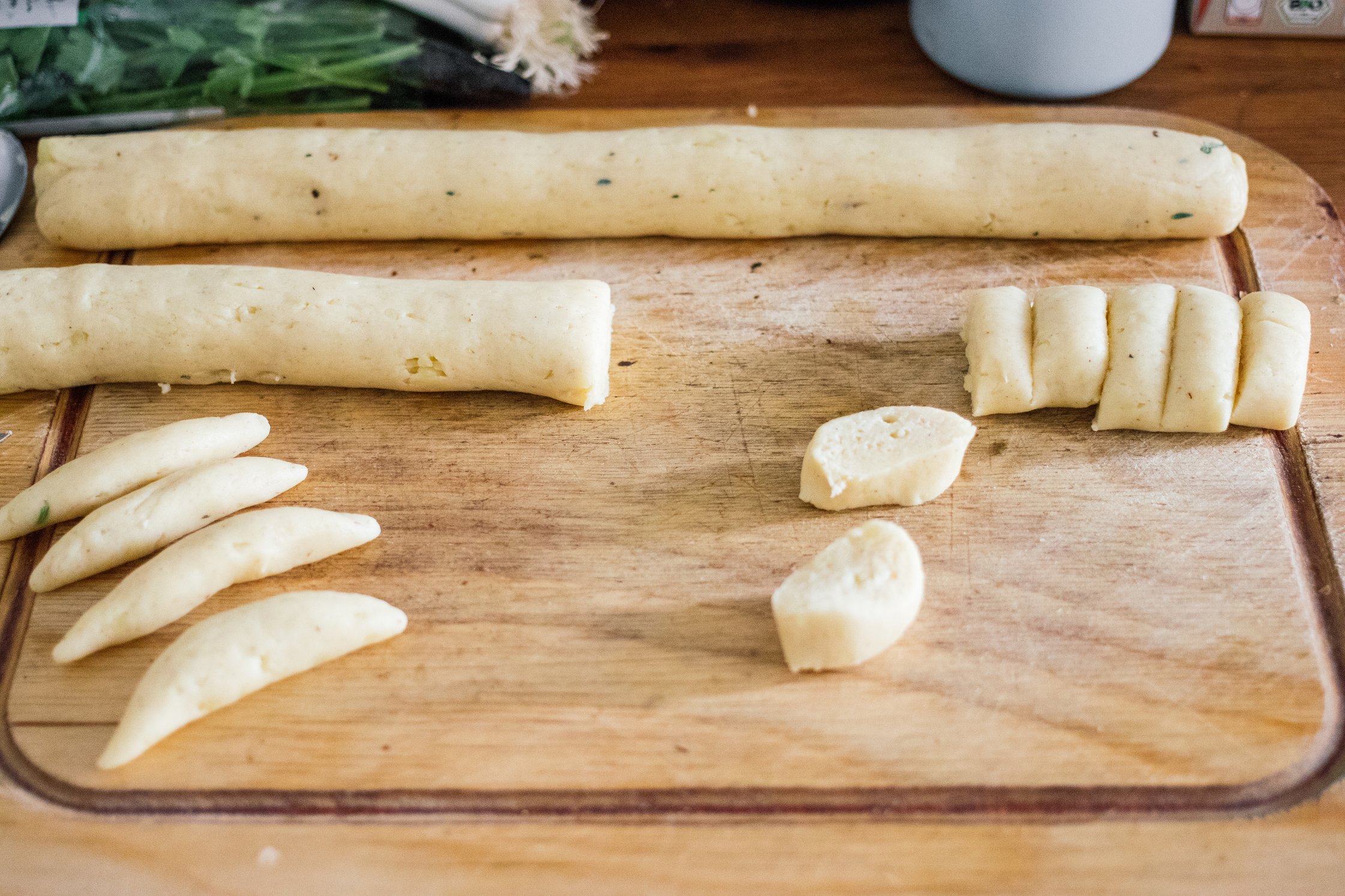 teig für vegane schupfnudeln schneiden
