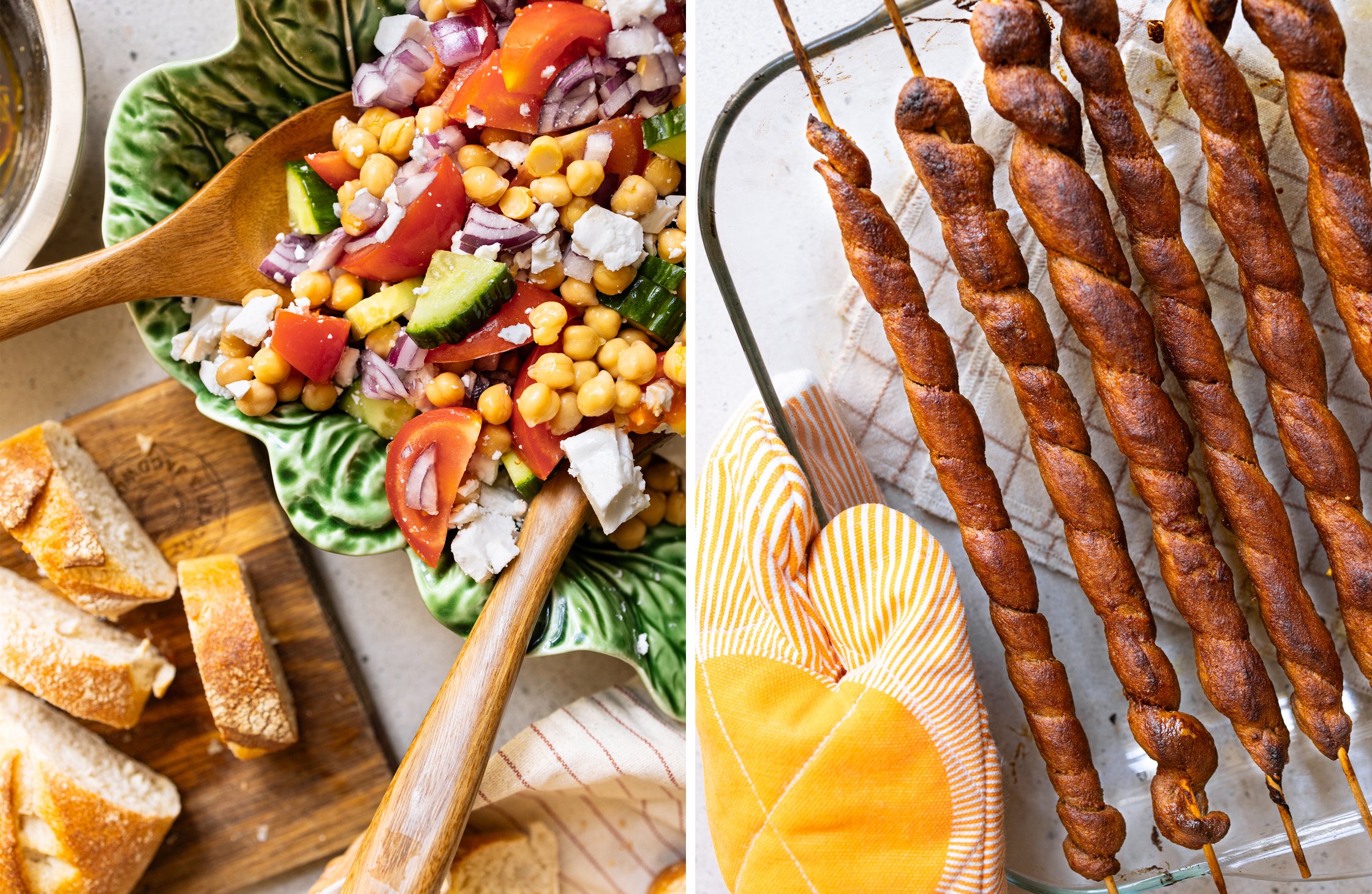 Ein Kichererbsensalat und angeschnittenes Baguette werden als Beilagen angerichtet und die fertigen veganen Grillfackeln aus