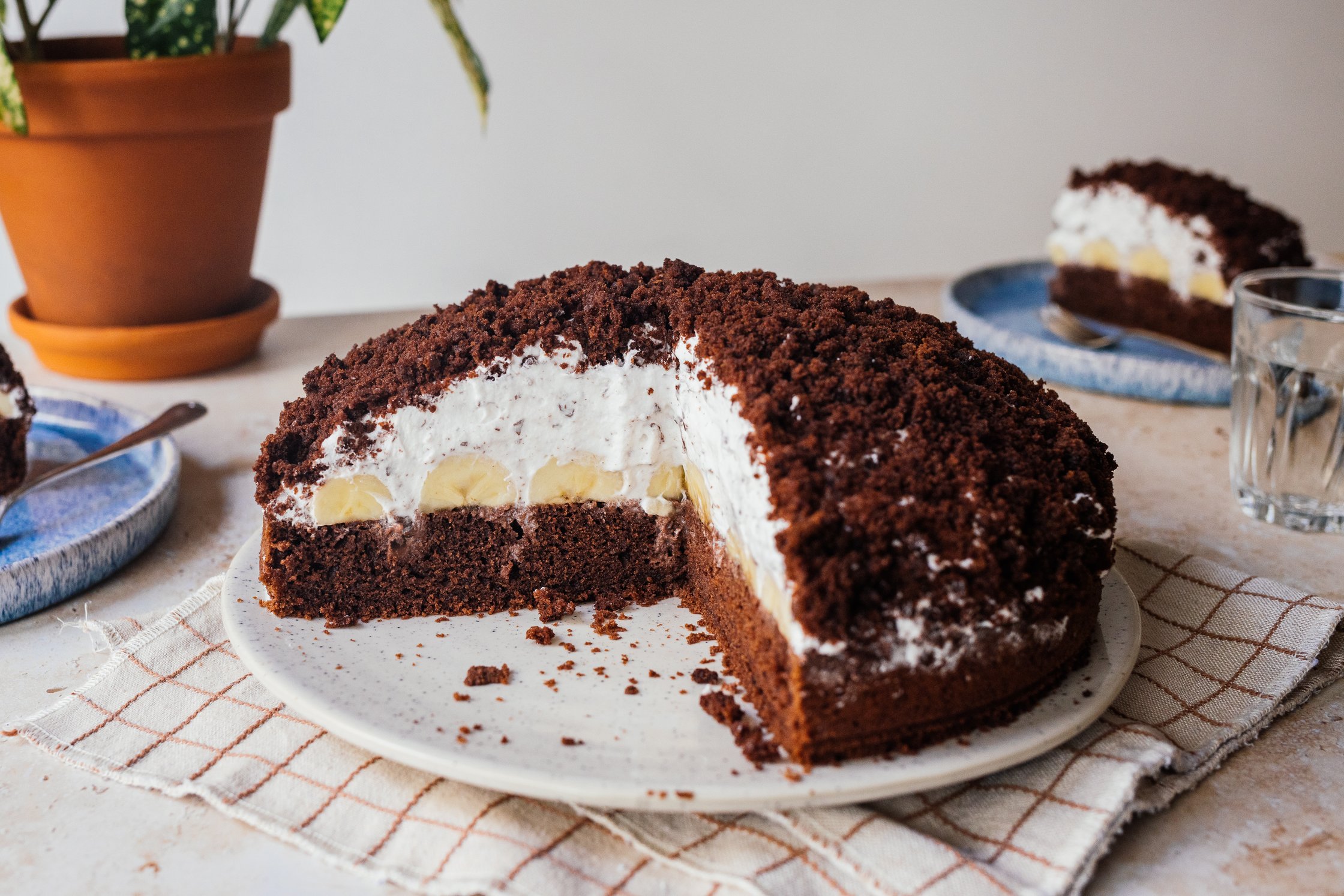vegan Maulwurfkuchen on a cake platter