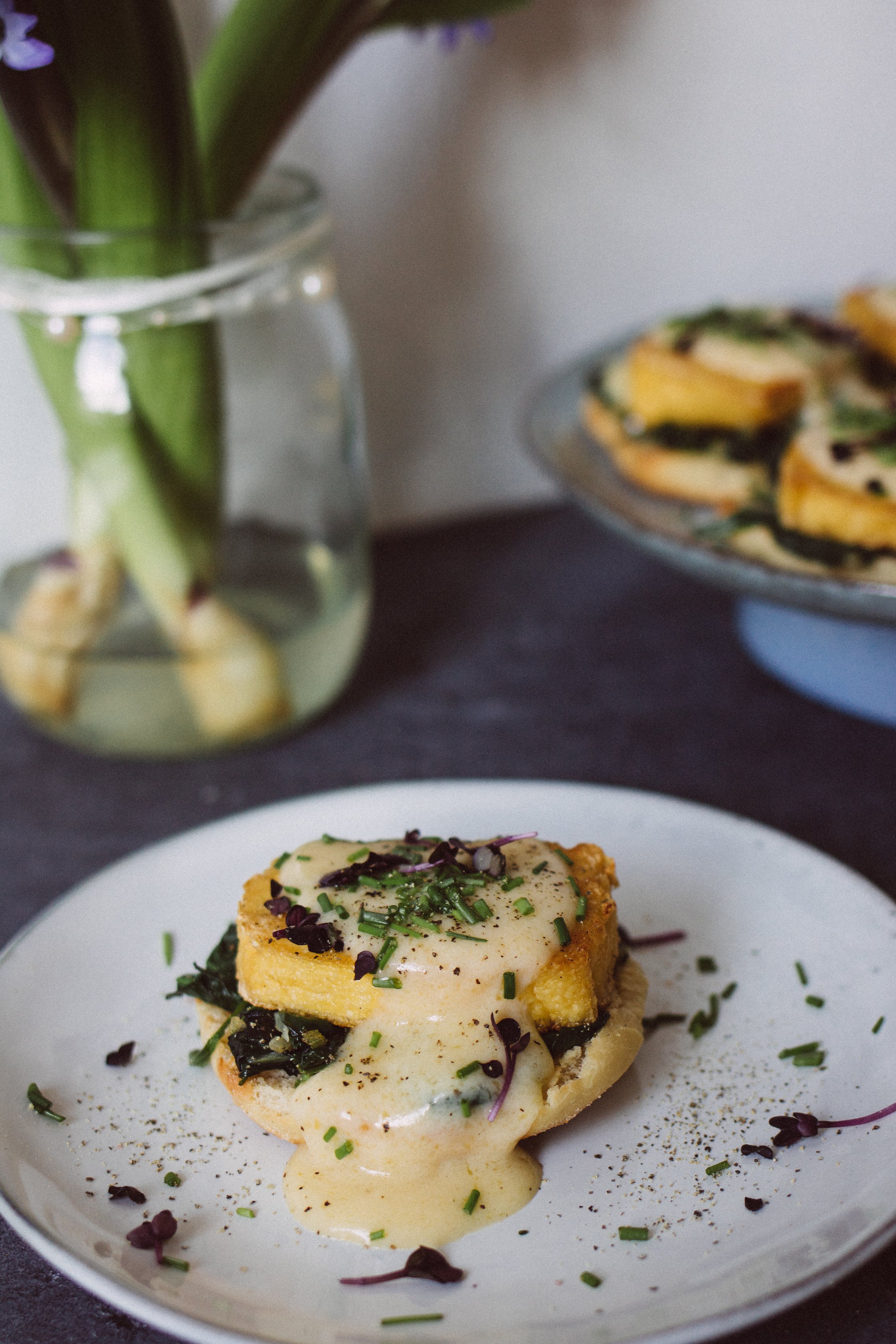 Vegane Eggs Florentine angerichtet