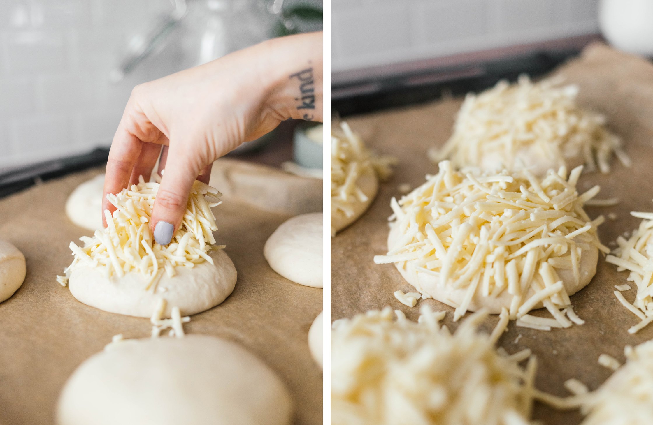 vegane Käsebrötchen mit veganem Streukäse vor dem Backen