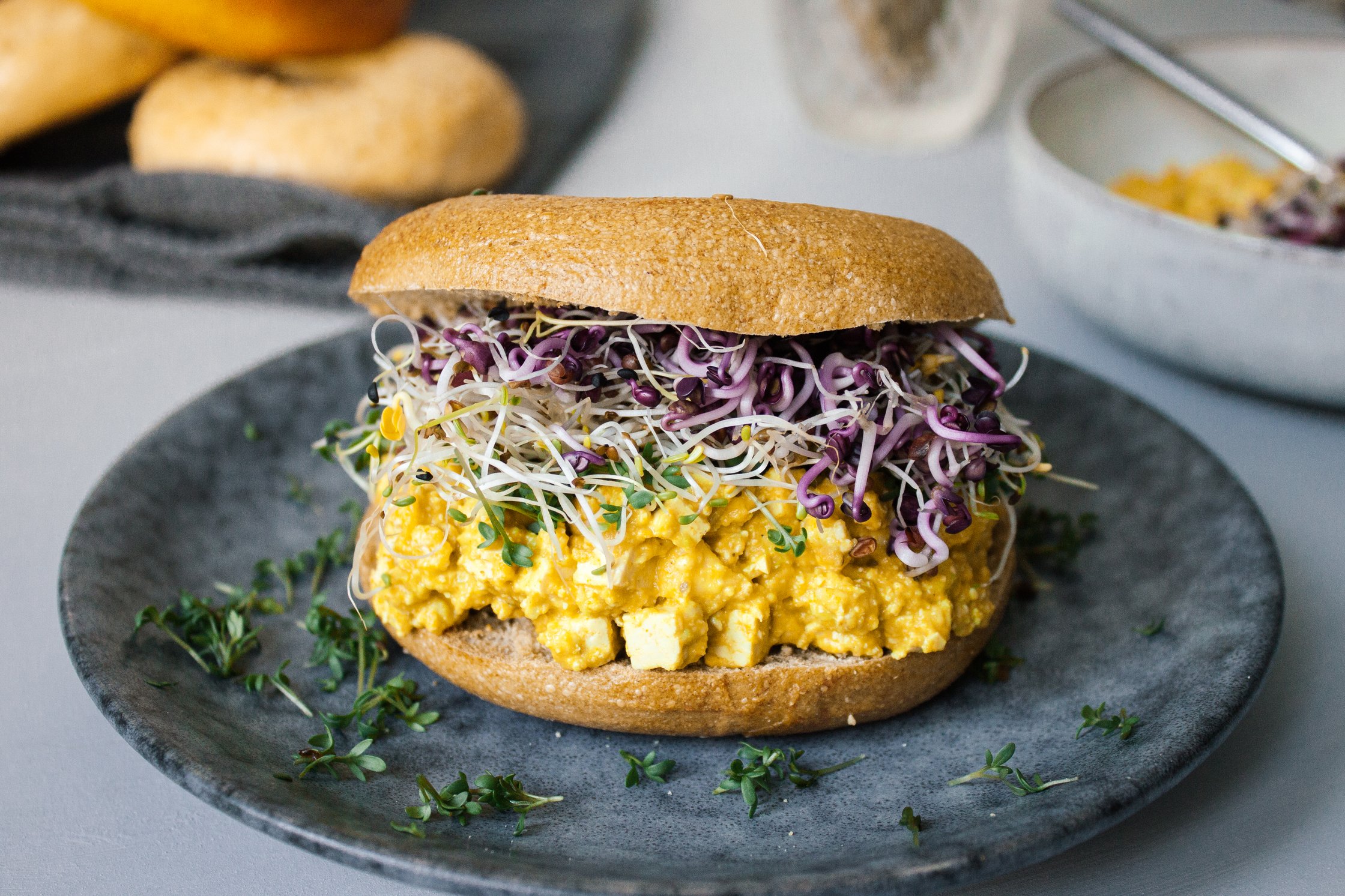 nahaufnahme vom veganen frühstücksbagel