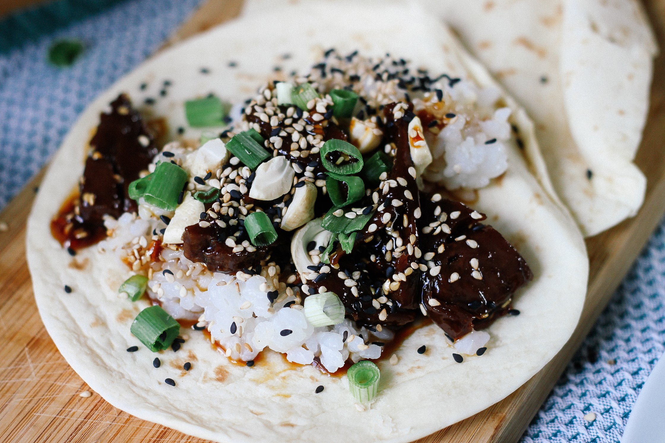 Taco ist gefüllt mir Reis und Chicken
