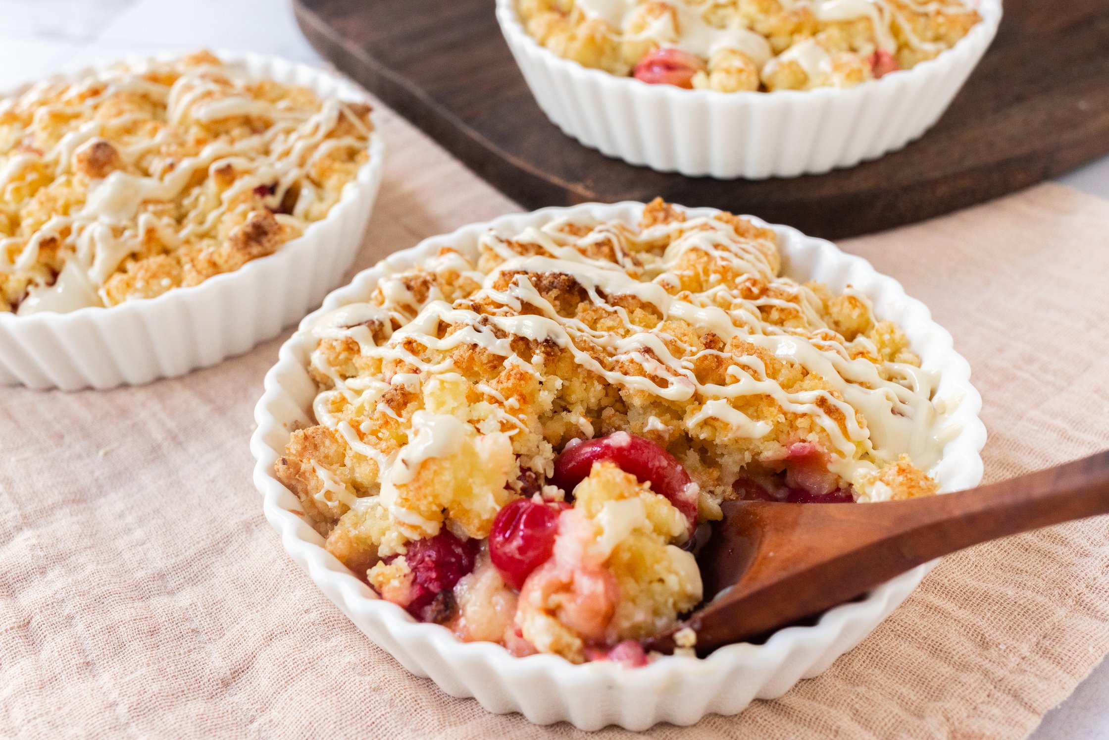 Veganer Stachelbeer-Crumble mit Kokosstreuseln