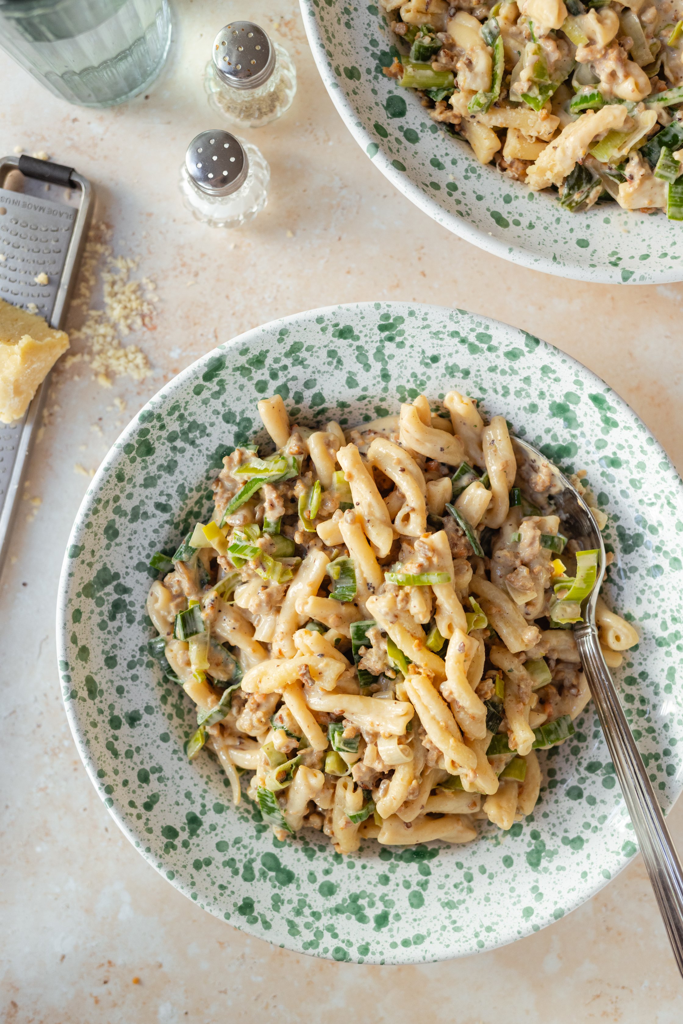 Käse-Lauch pasta im Hochformat