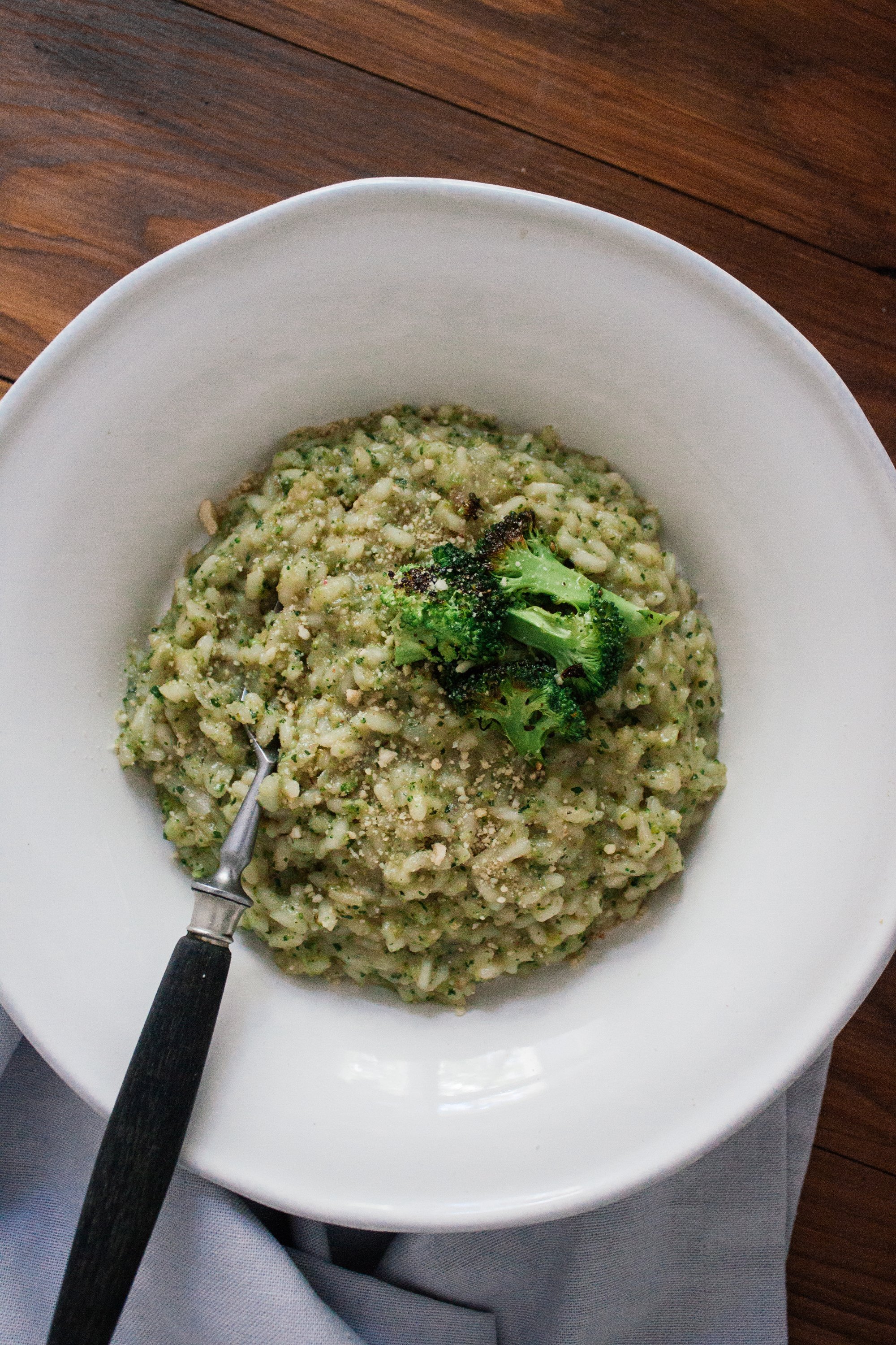 grünes brokkoli risotto ist fertig auf dem tisch