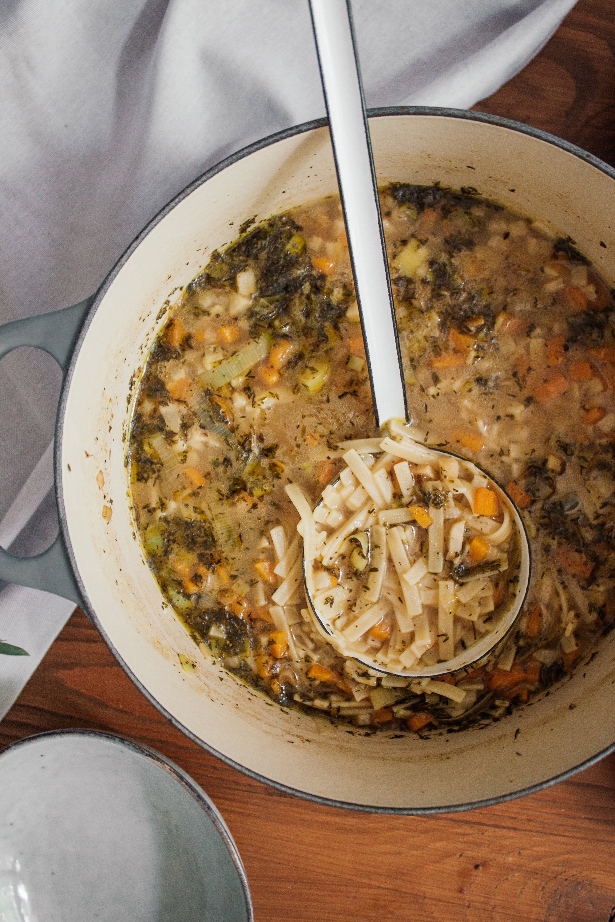 vegane nudelsuppe im topf