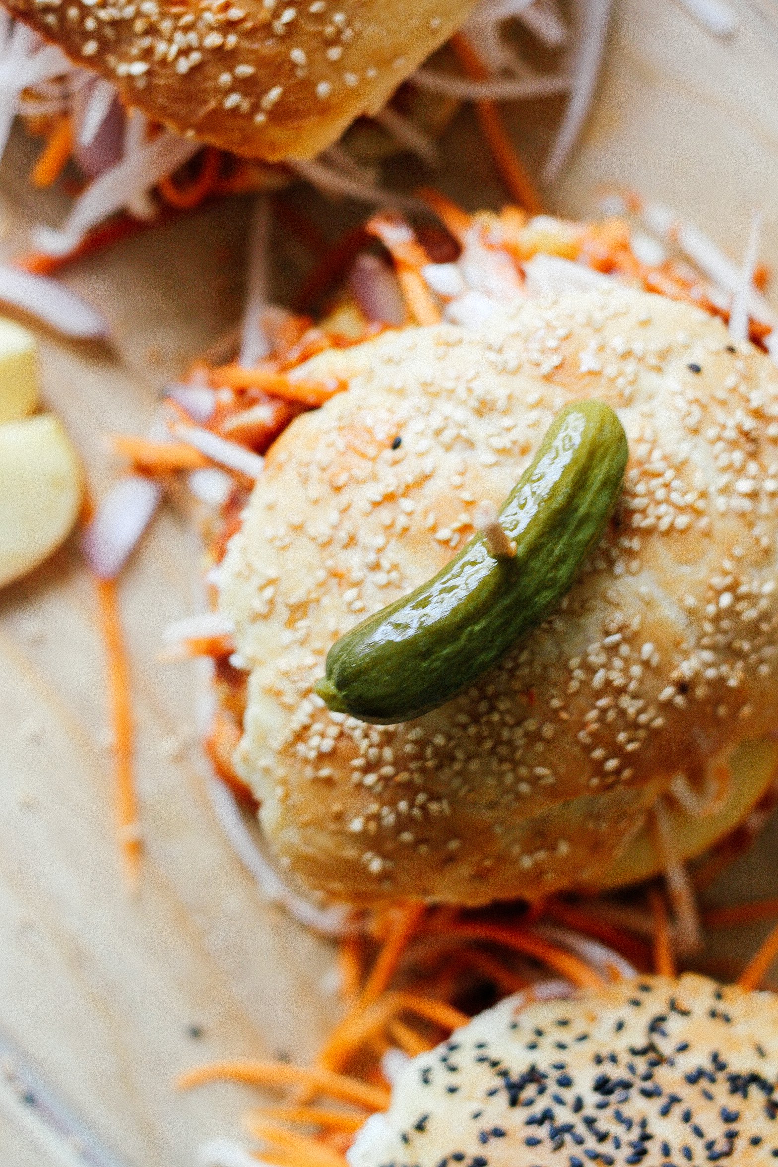 Burger mit Gurke von oben