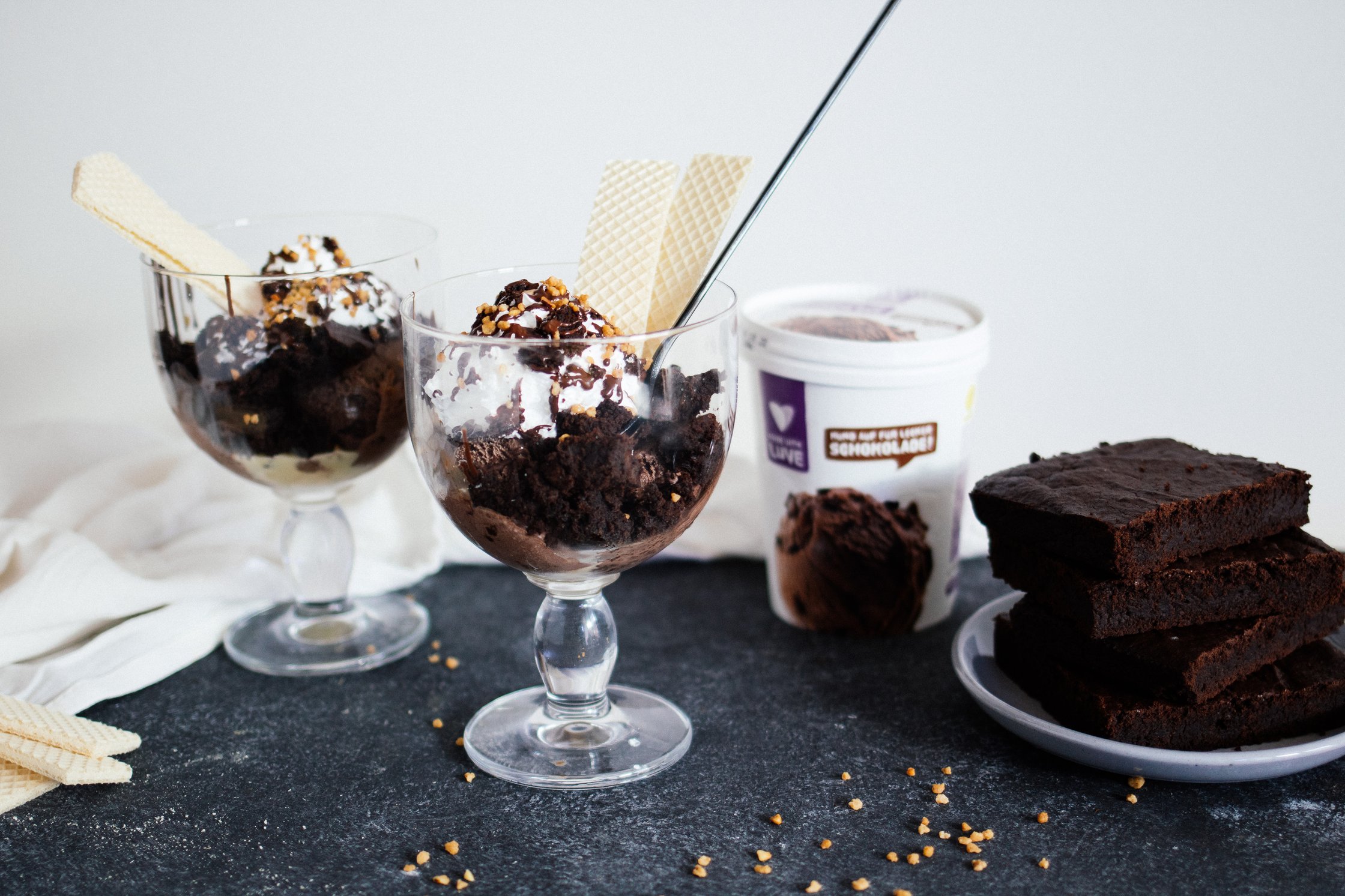 veganer Brownie Sundae serviert zum Essen