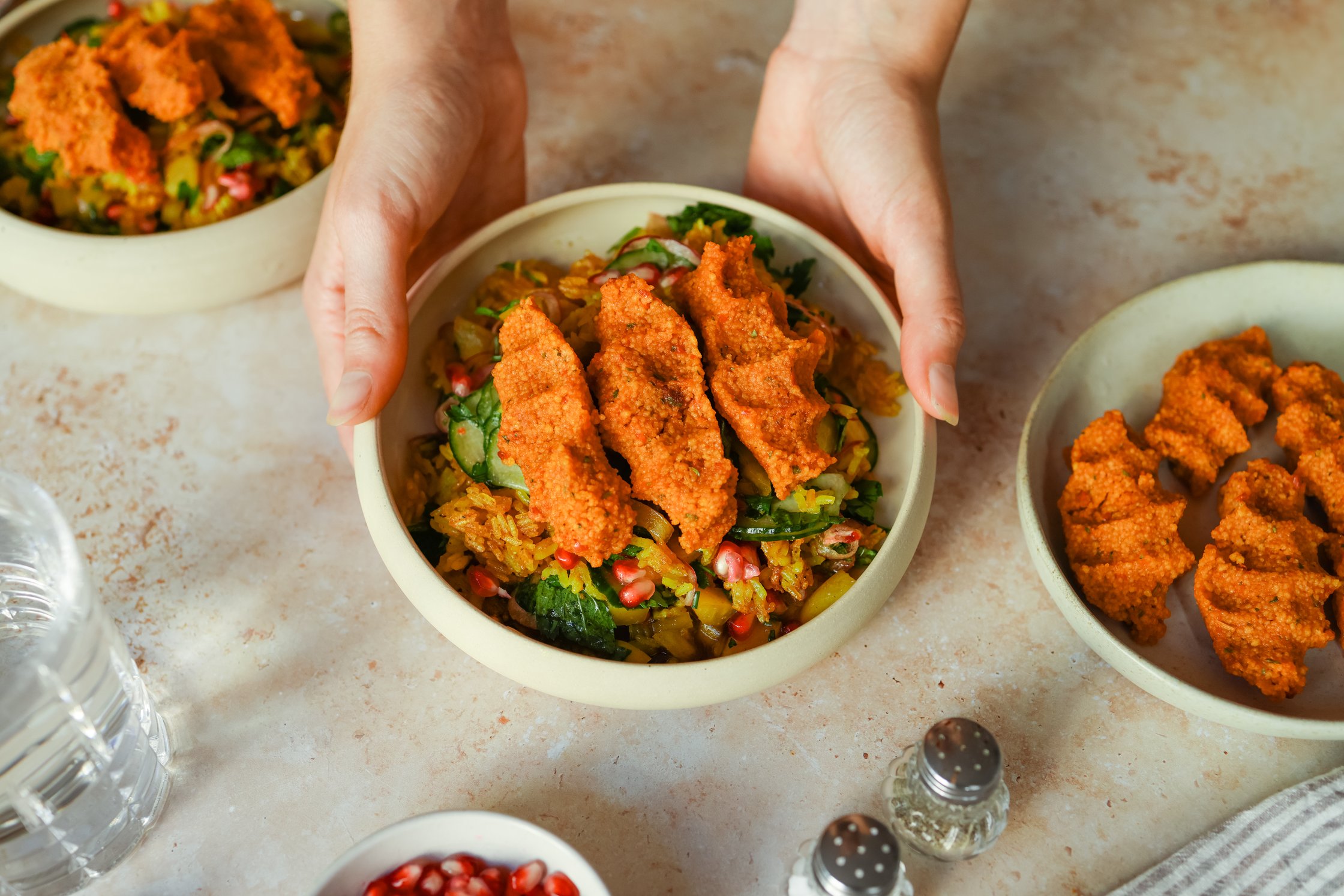 crispy Reissalat serviert auf Tellern
