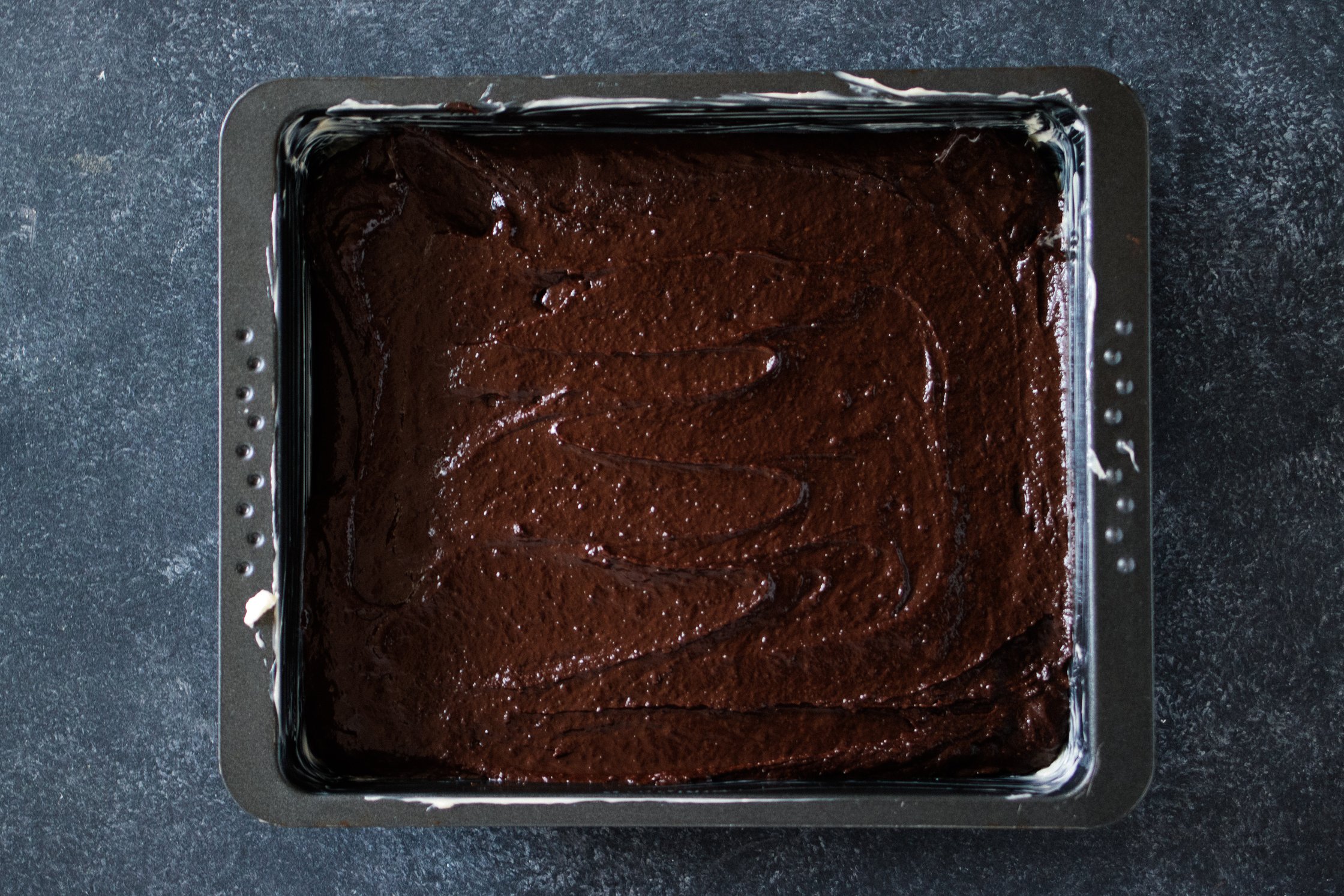 vegane Brownies vor dem backen in einer Backform