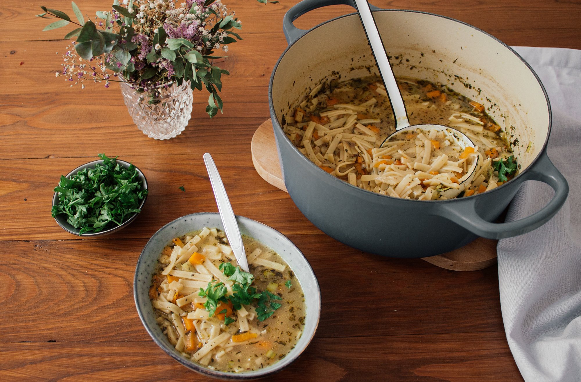 vegane nudelsuppe auf dem tisch