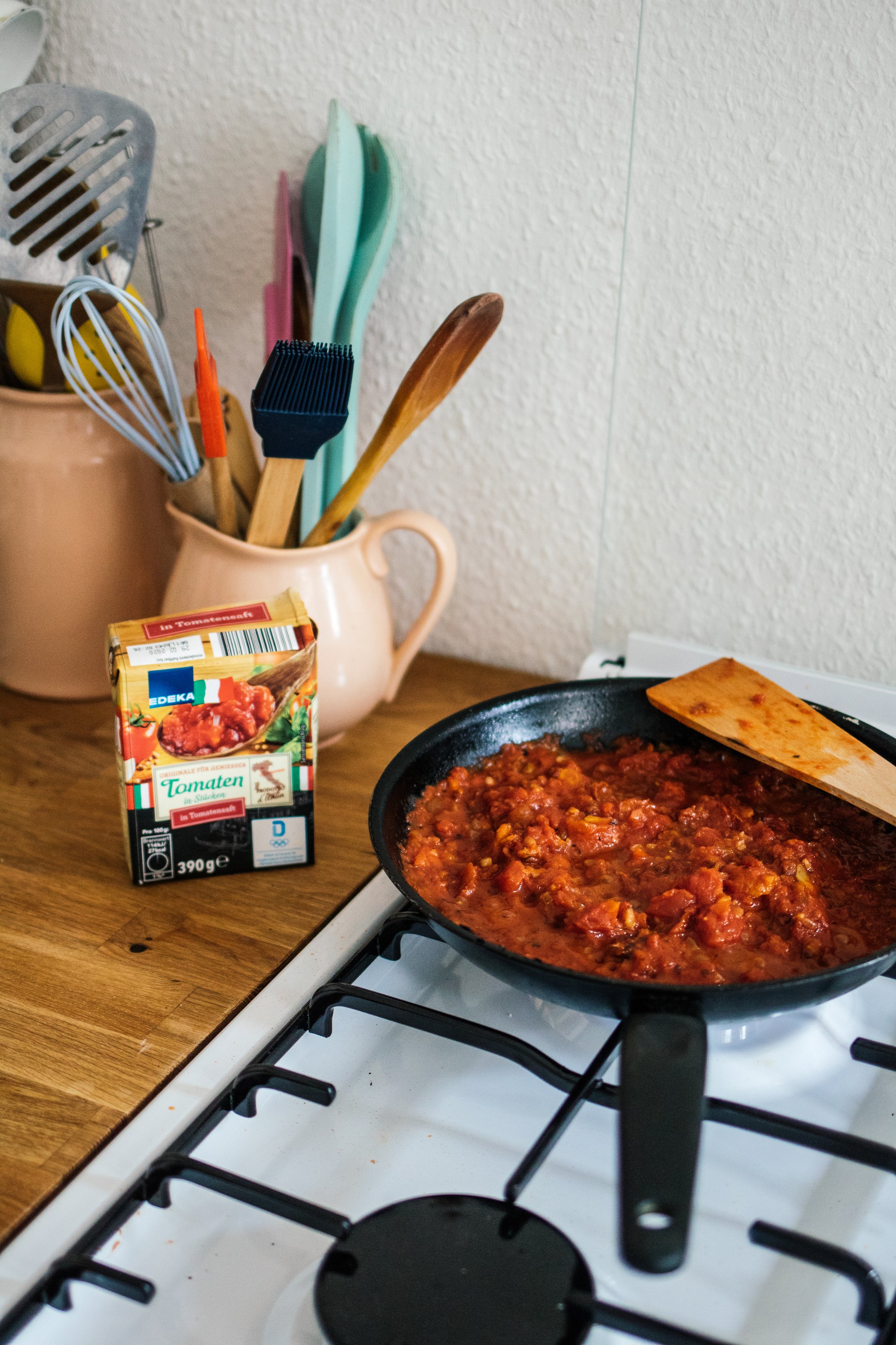 tomatenaufstrich wird in der pfanne zubereitet