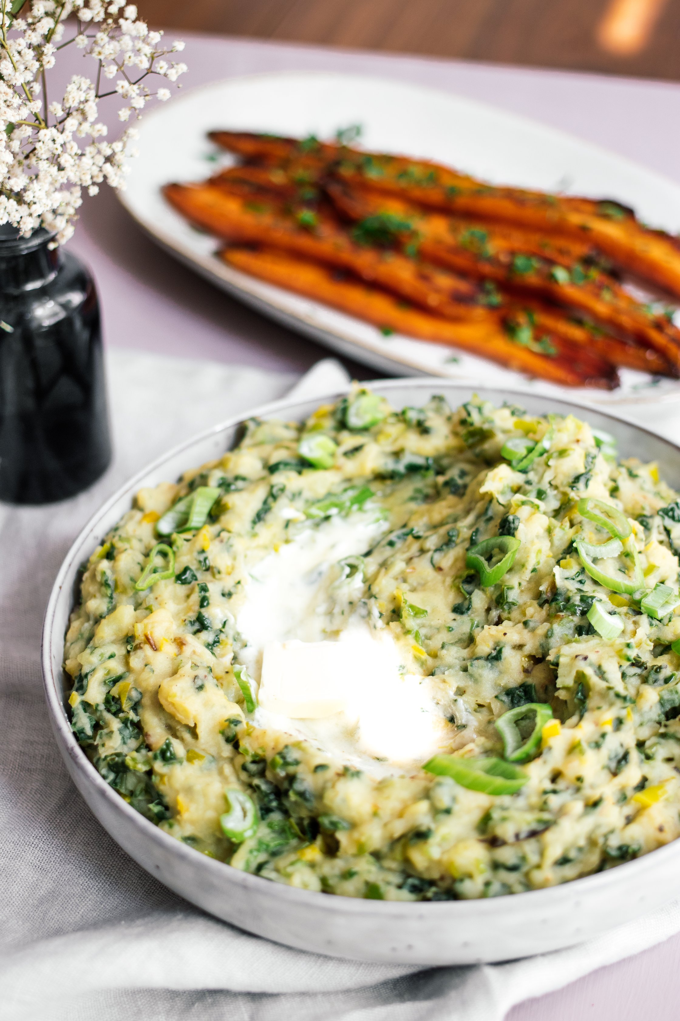 veganer colcannon in einer schüssel