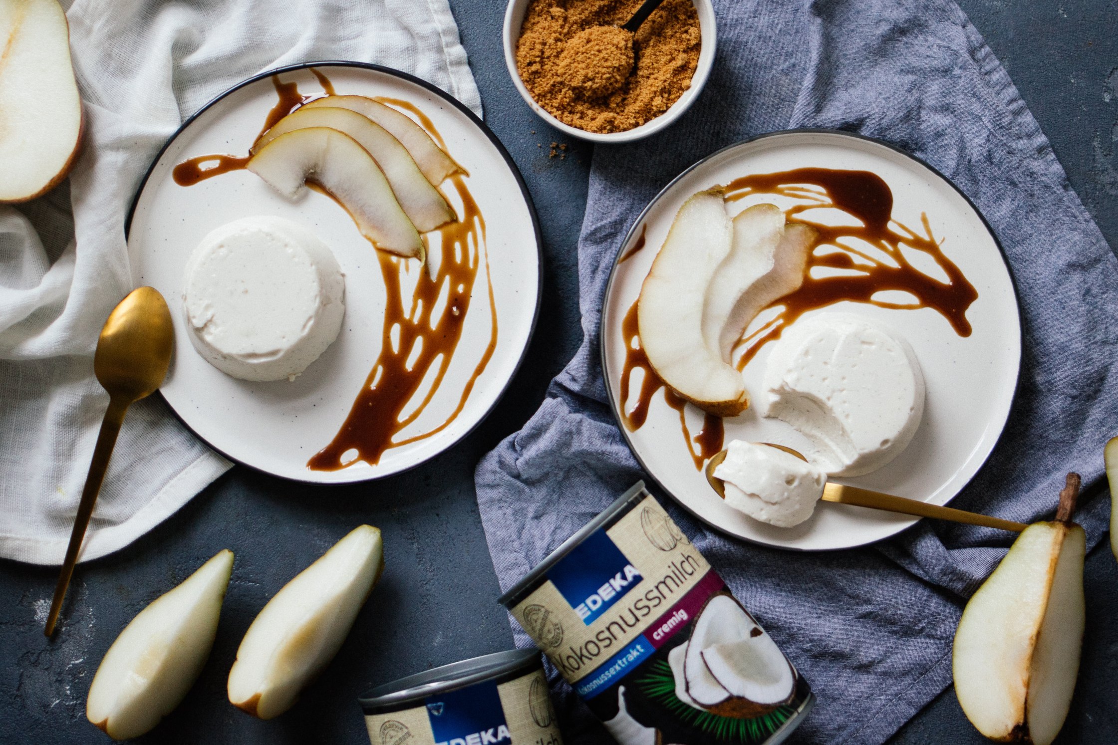 Panna Cotta mit Karamellsauce und Birnen angerichtet