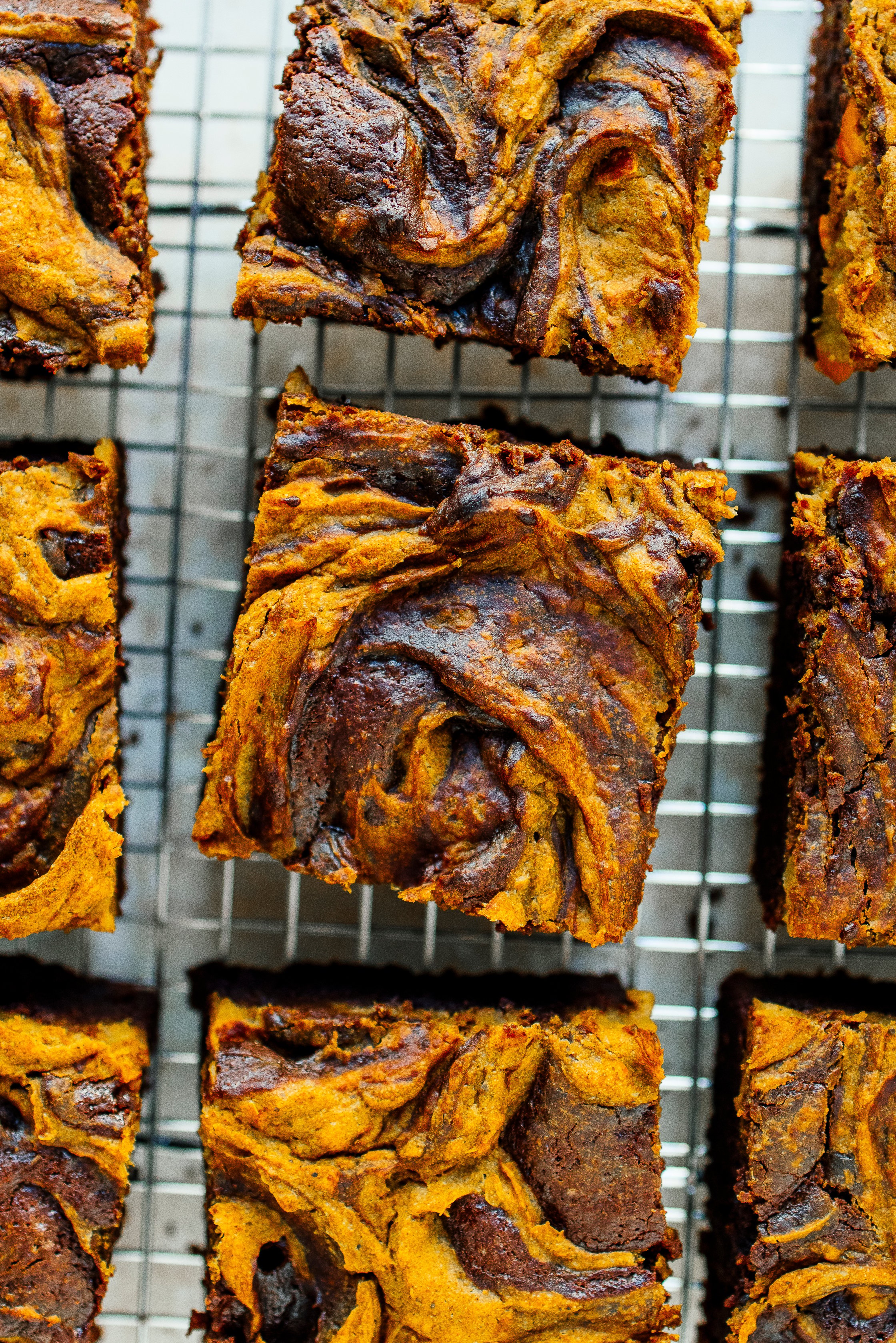 vegane Kürbisbrownies auf einem Gitter
