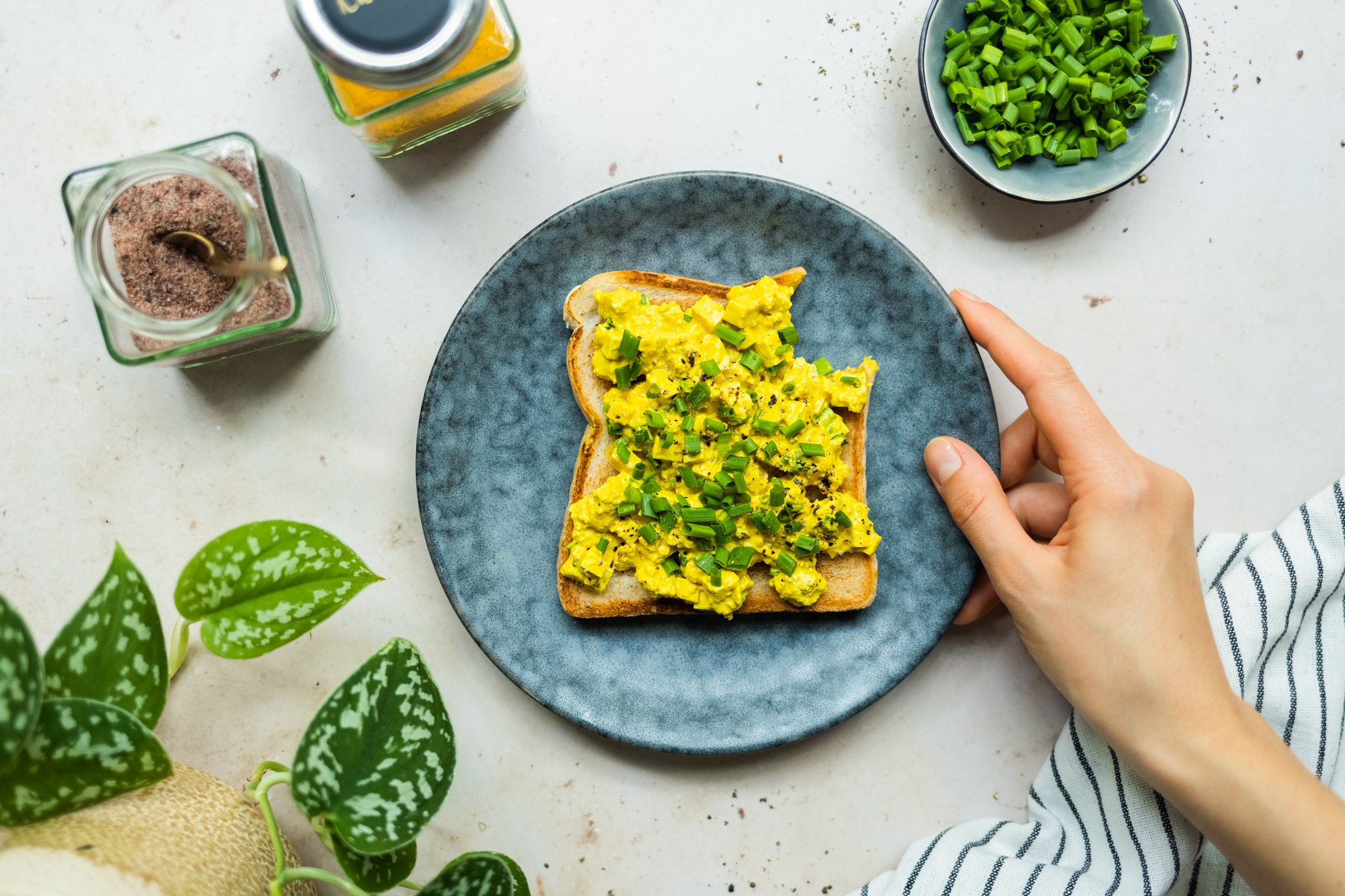 Veganer Eiersalat auf einem Toast