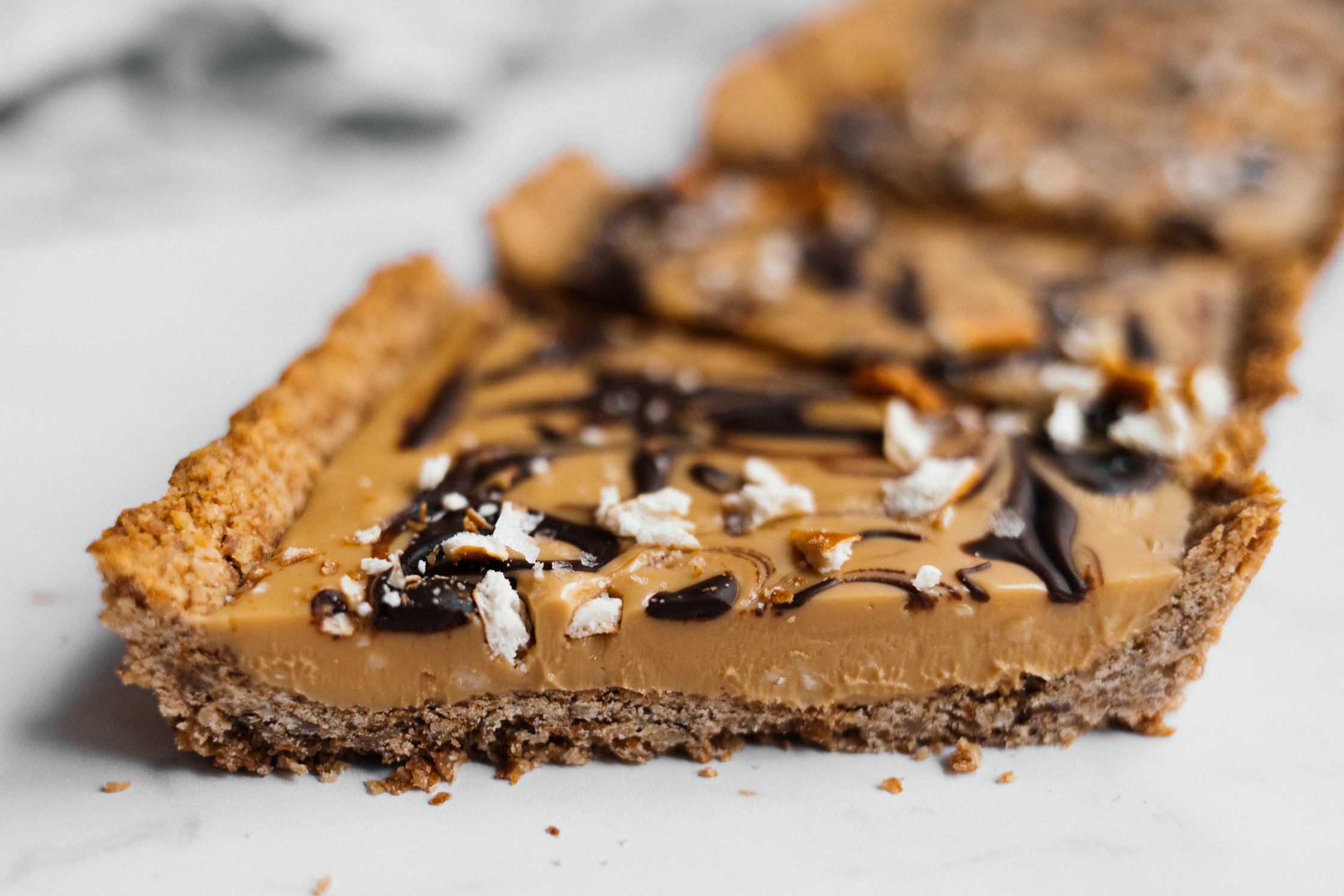 Vegane Brezel-Schokoladen-Tarte seitlich aufgeschnitten
