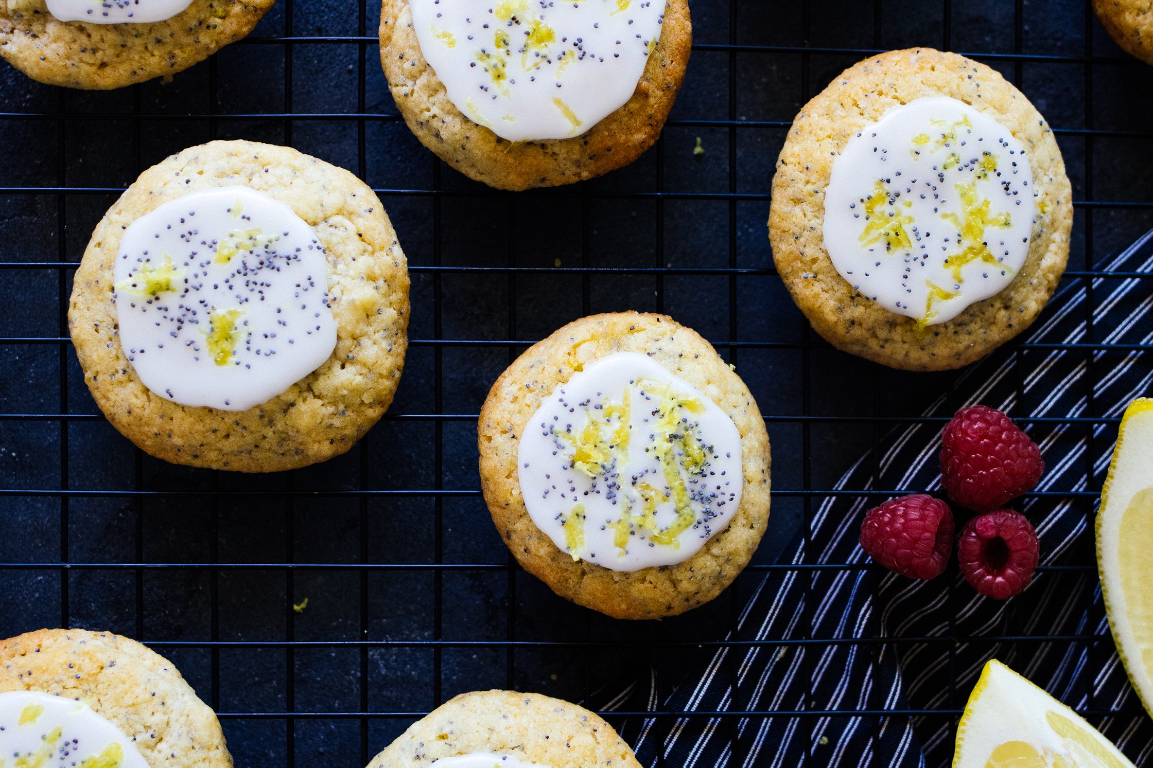 vegane Zitronenkekse mit Mohn, dekoriert mit Zuckerguss
