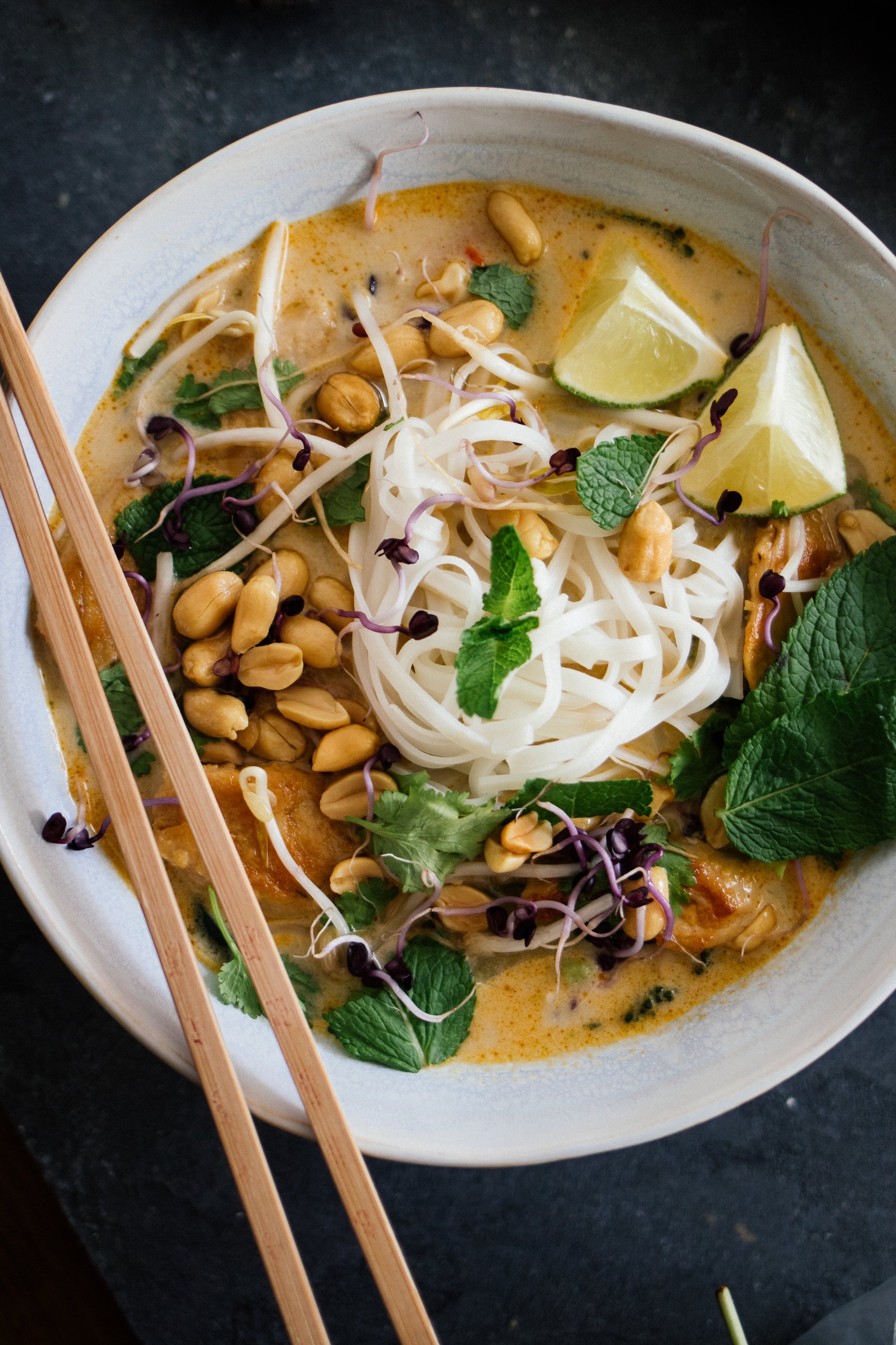 vegane Thai-Kokos-Suppe mit Erdnüssen und Limetten